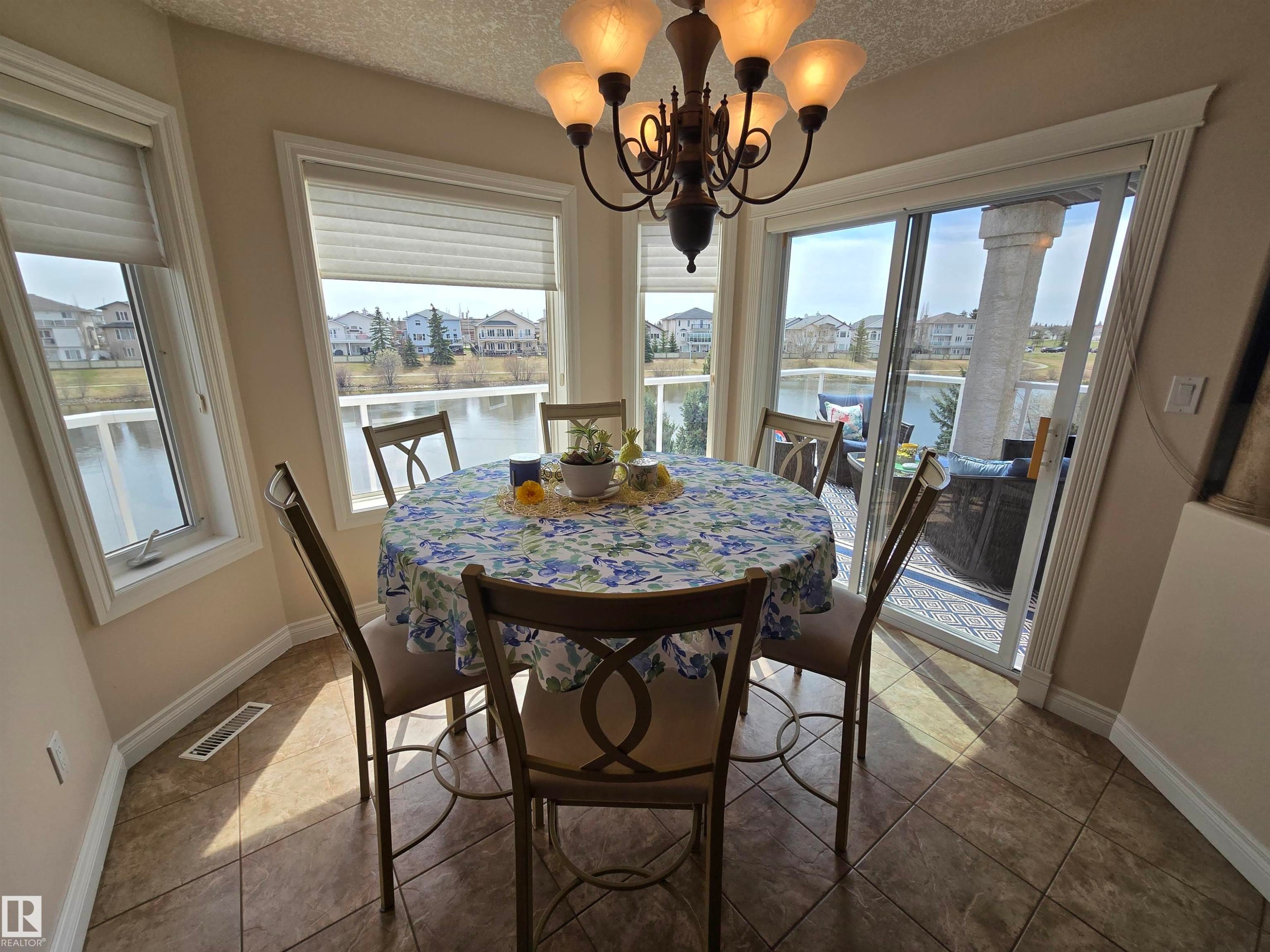 7429 162 Avenue Nw, Edmonton, AB - Indoor Photo Showing Dining Room