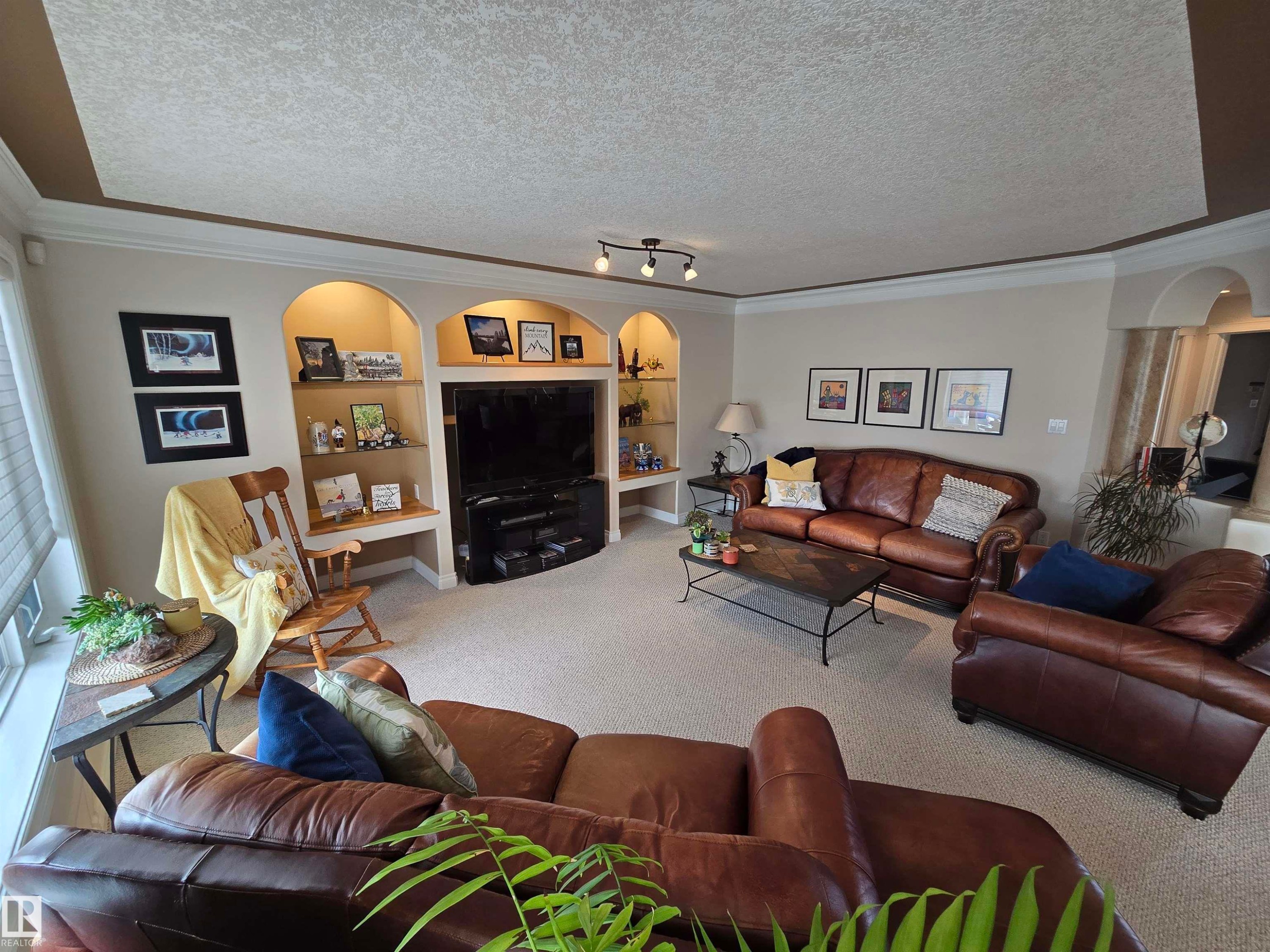 7429 162 Avenue Nw, Edmonton, AB - Indoor Photo Showing Living Room