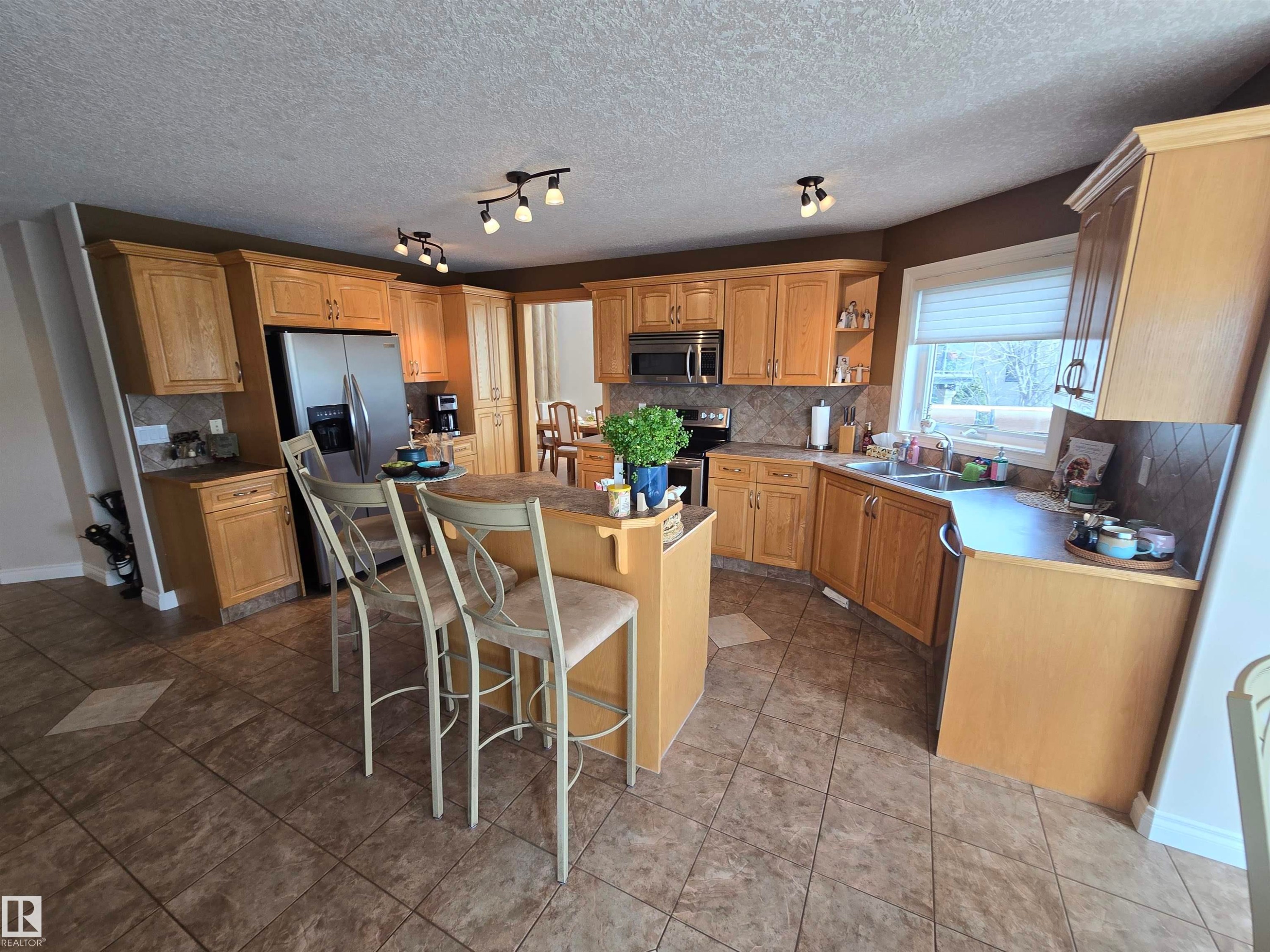 7429 162 Avenue Nw, Edmonton, AB - Indoor Photo Showing Kitchen With Double Sink