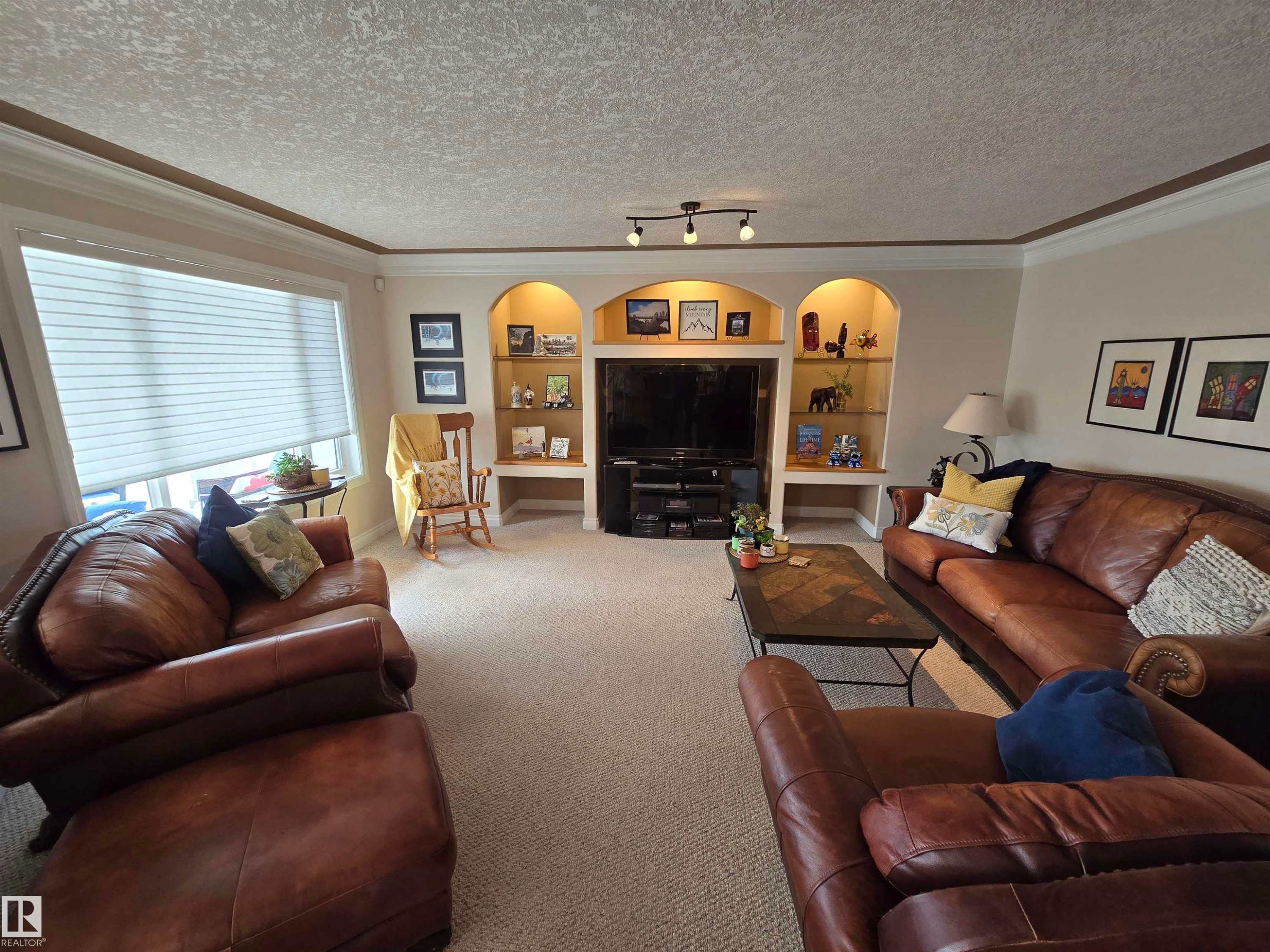 7429 162 Avenue Nw, Edmonton, AB - Indoor Photo Showing Living Room