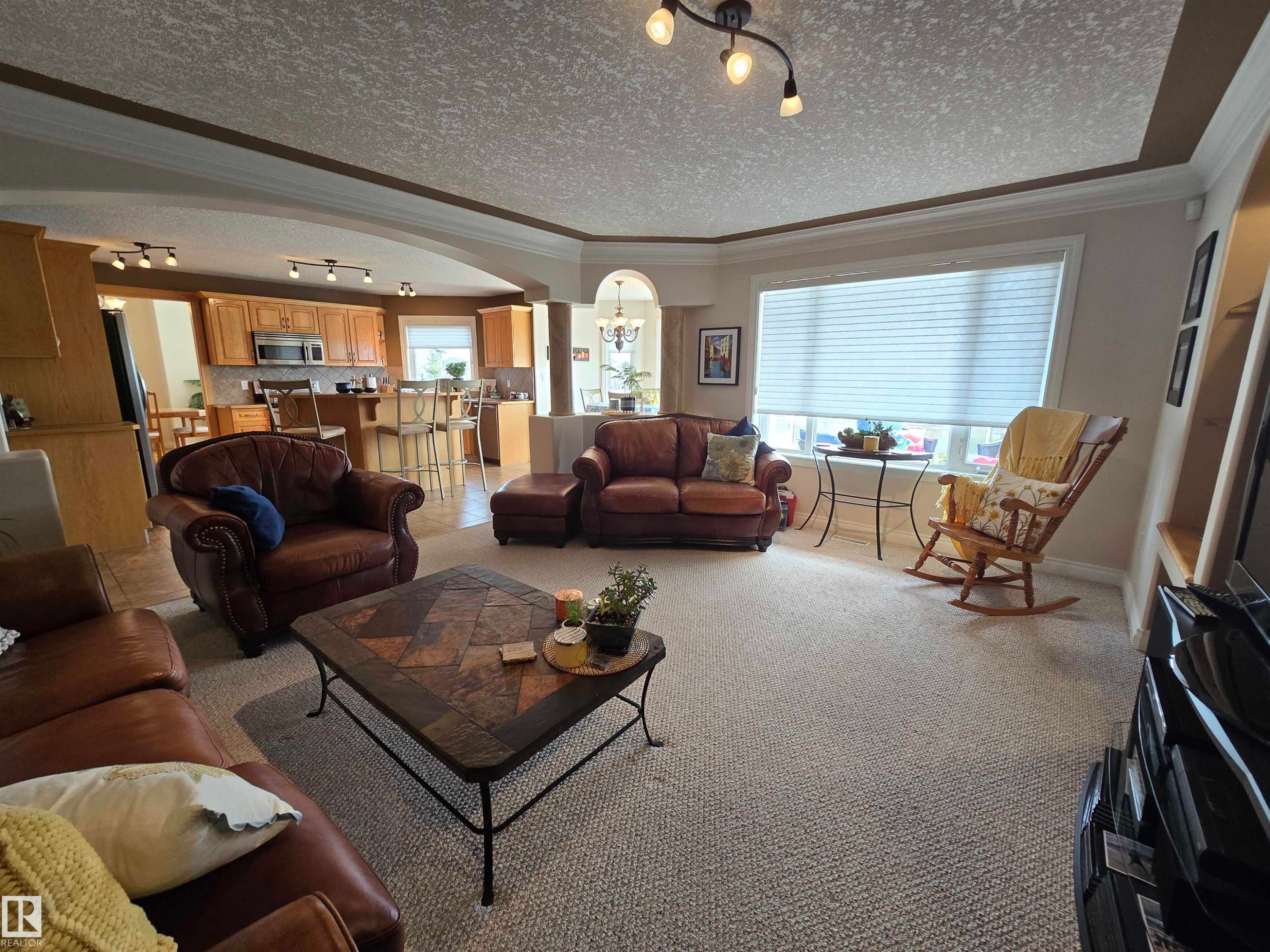 7429 162 Avenue Nw, Edmonton, AB - Indoor Photo Showing Living Room