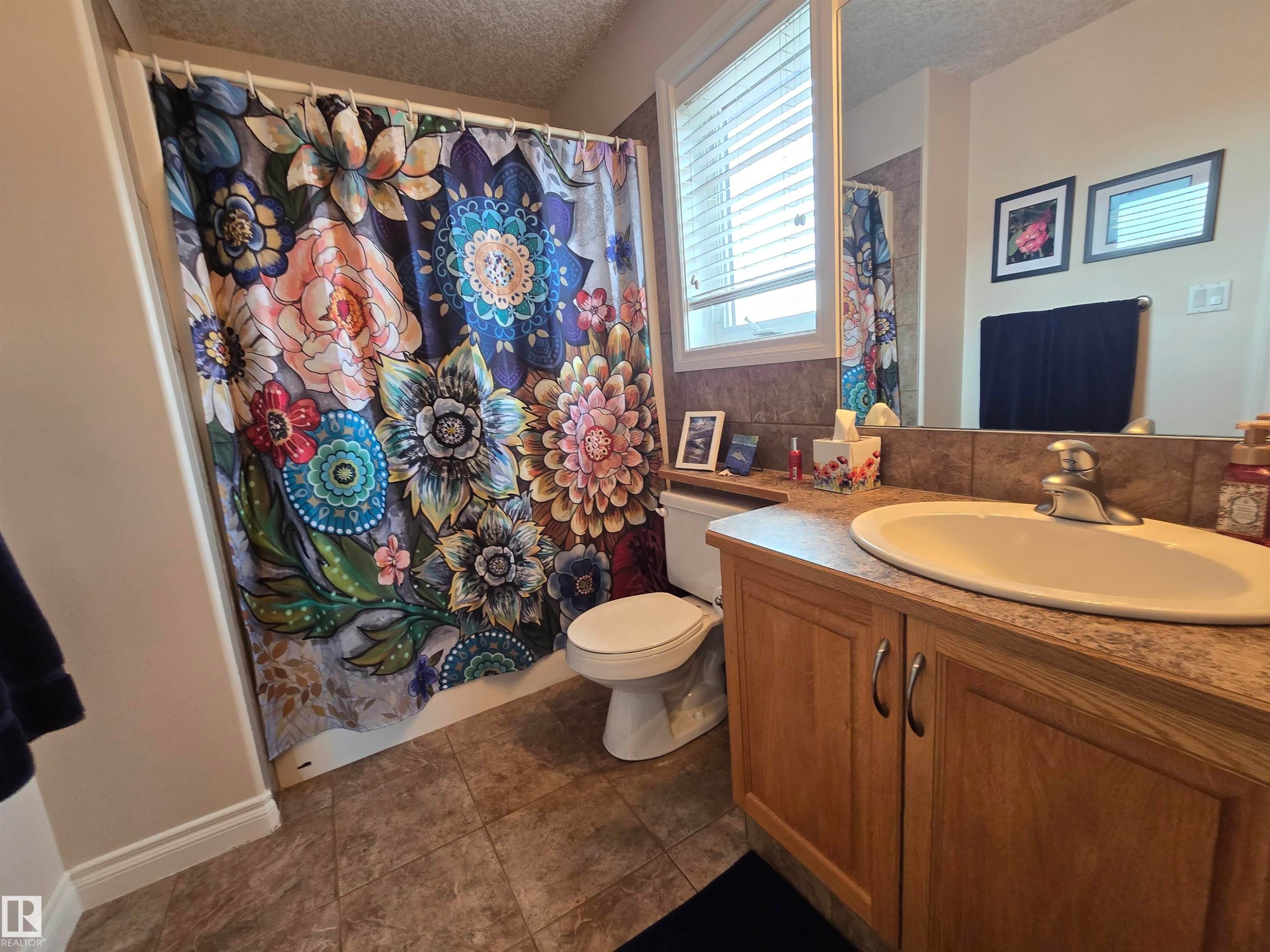 7429 162 Avenue Nw, Edmonton, AB - Indoor Photo Showing Bathroom