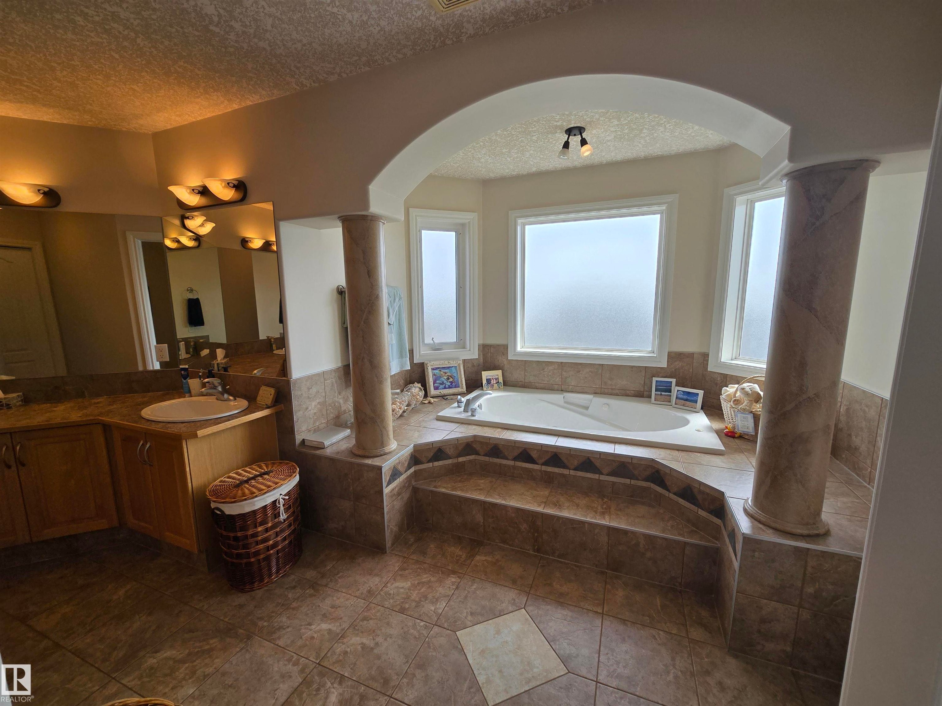 7429 162 Avenue Nw, Edmonton, AB - Indoor Photo Showing Bathroom