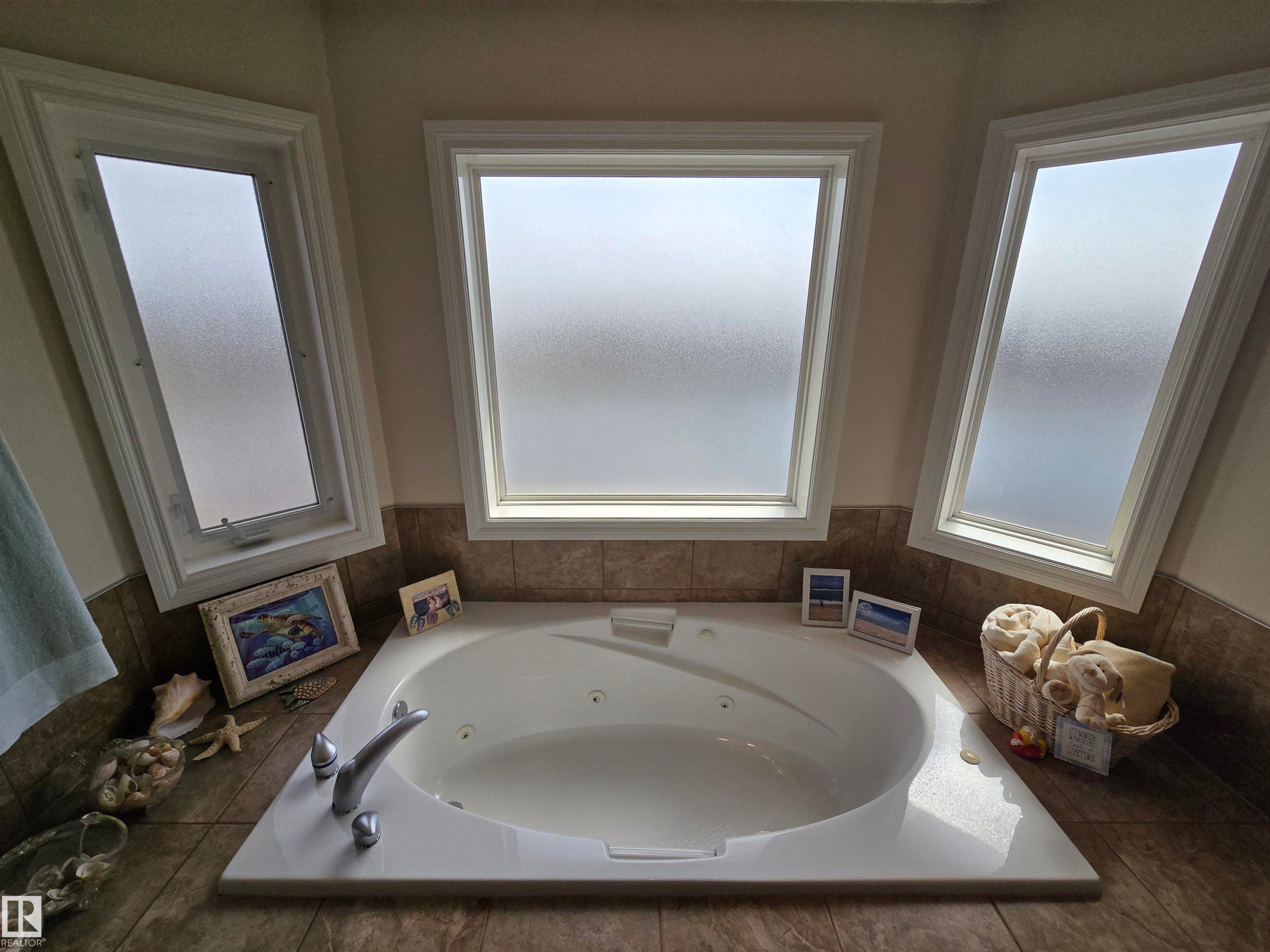 7429 162 Avenue Nw, Edmonton, AB - Indoor Photo Showing Bathroom