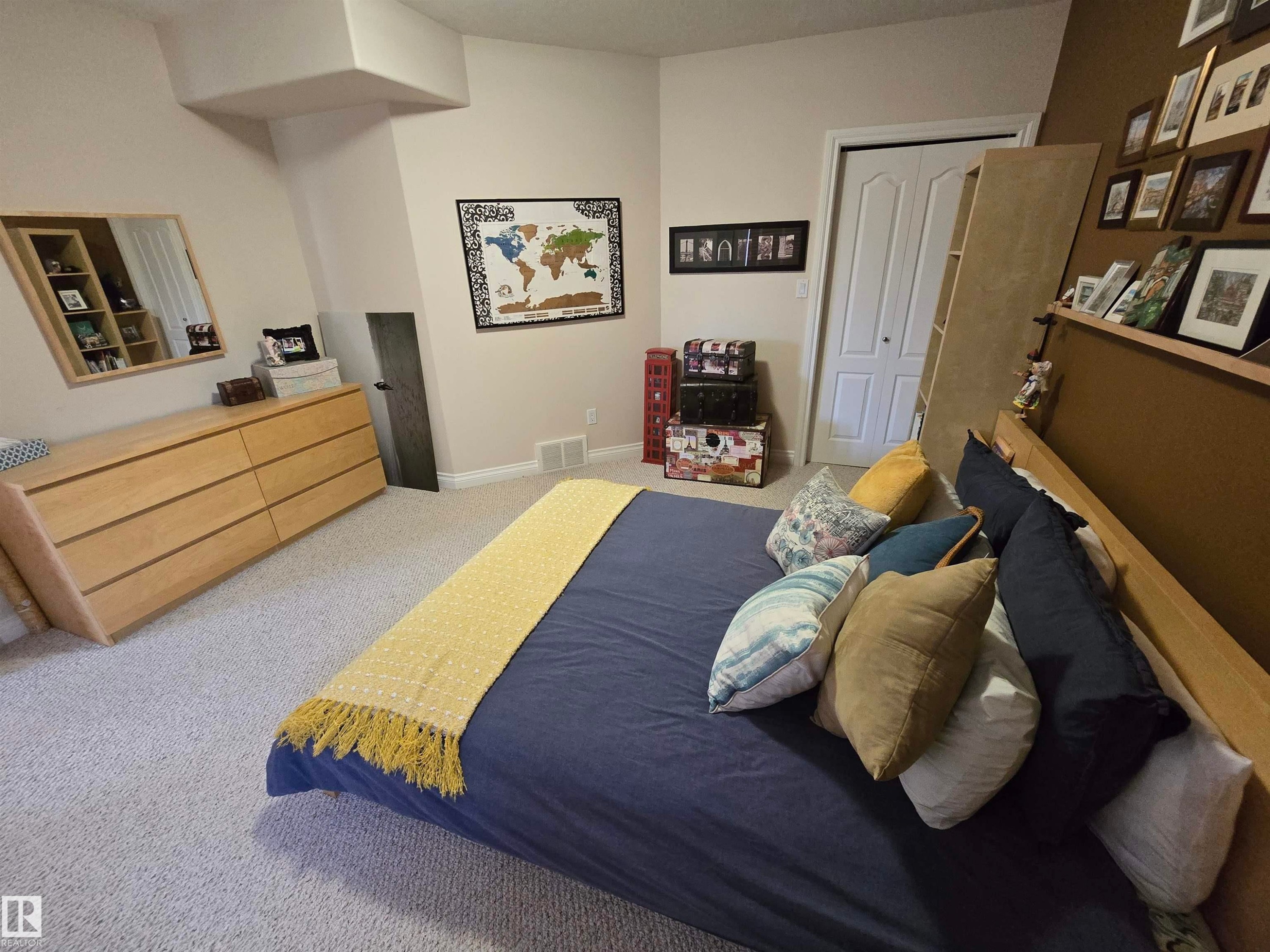 7429 162 Avenue Nw, Edmonton, AB - Indoor Photo Showing Bedroom