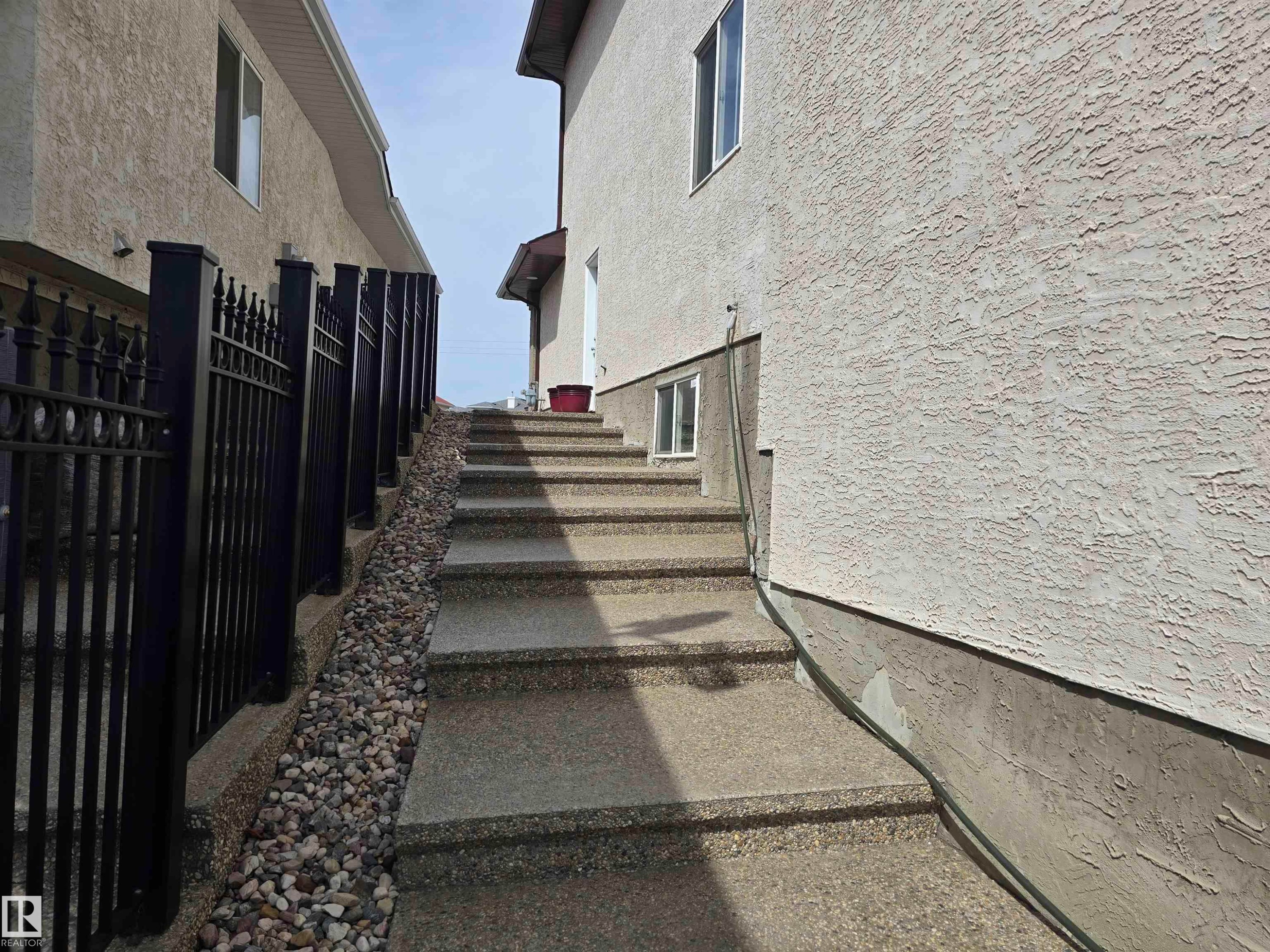 7429 162 Avenue Nw, Edmonton, AB - Outdoor