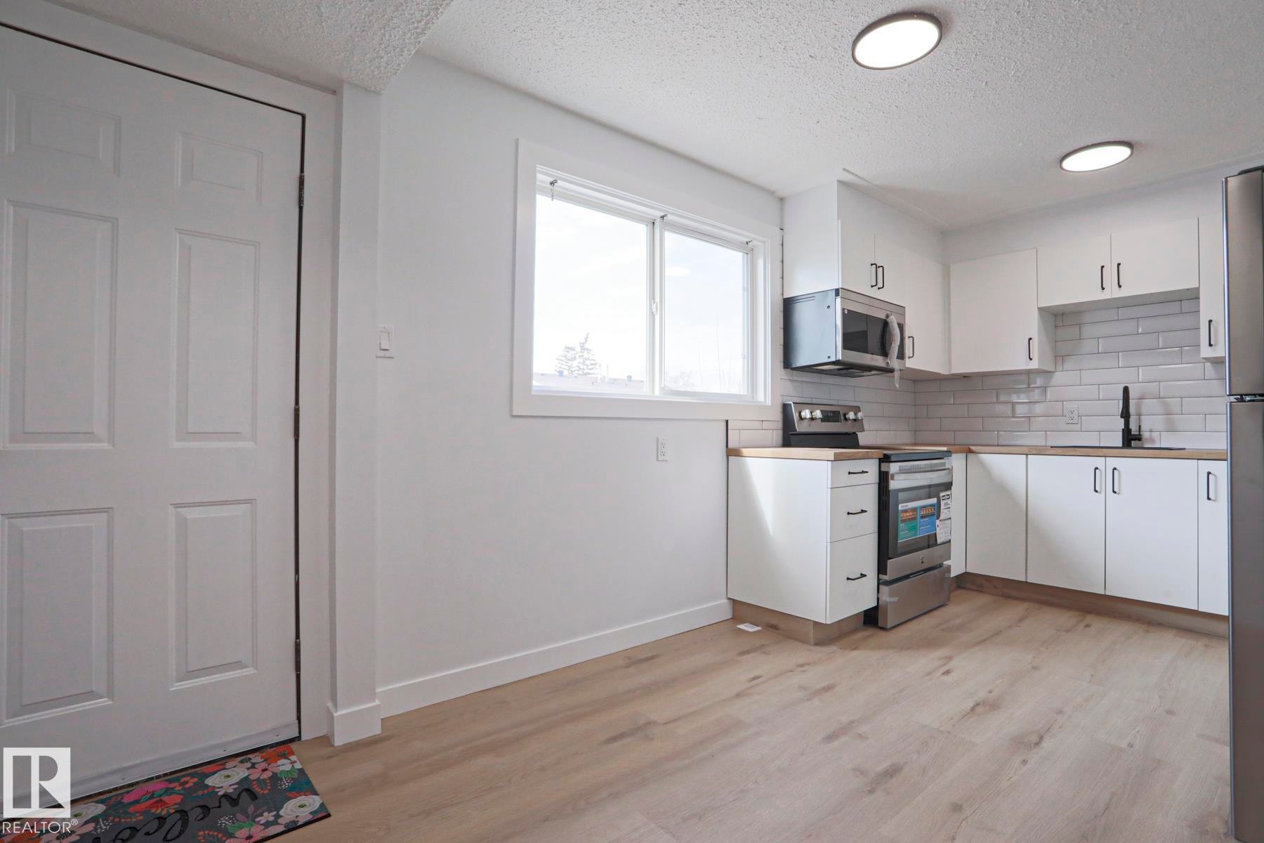 32 Habitat Crescent, Edmonton, AB - Indoor Photo Showing Kitchen