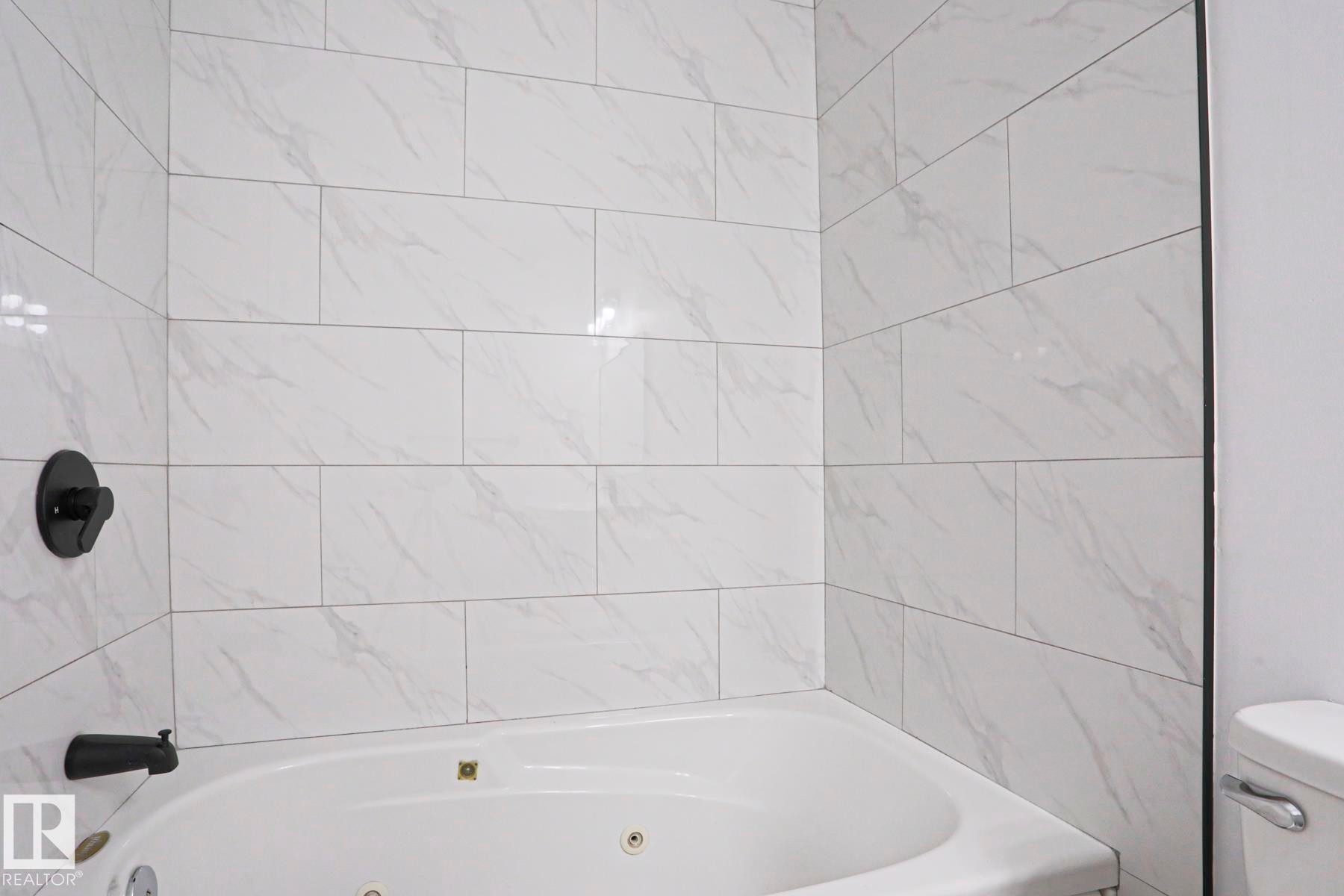 32 Habitat Crescent, Edmonton, AB - Indoor Photo Showing Bathroom