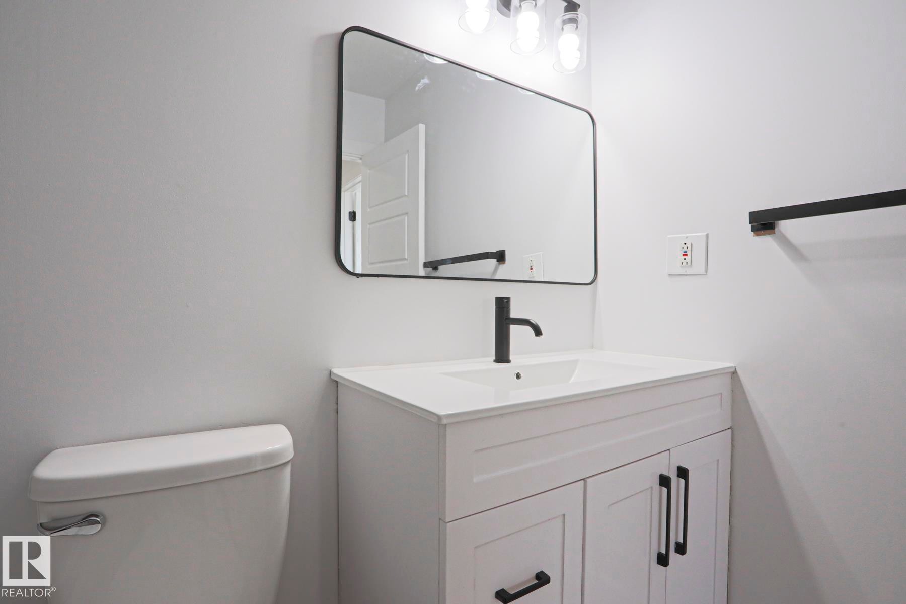 32 Habitat Crescent, Edmonton, AB - Indoor Photo Showing Bathroom