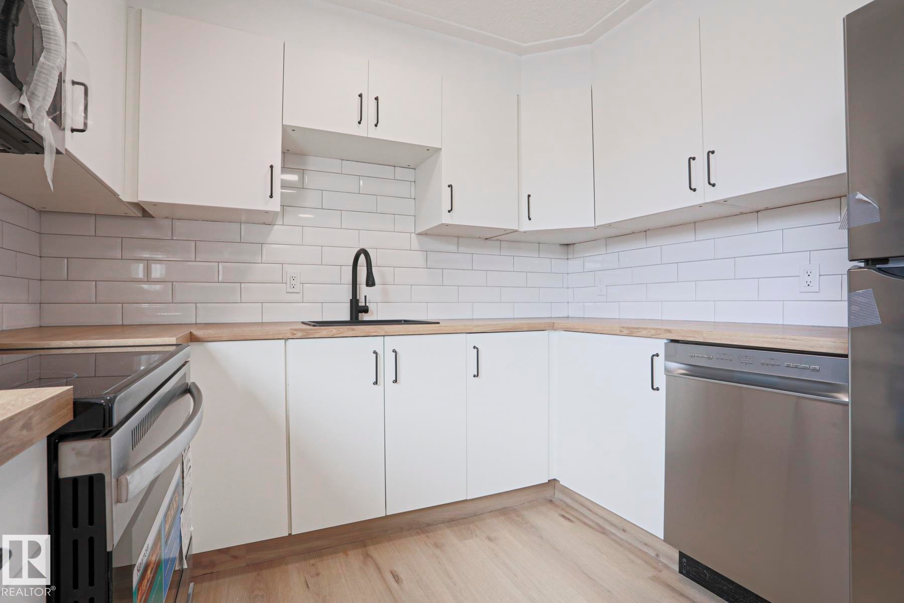 32 Habitat Crescent, Edmonton, AB - Indoor Photo Showing Kitchen