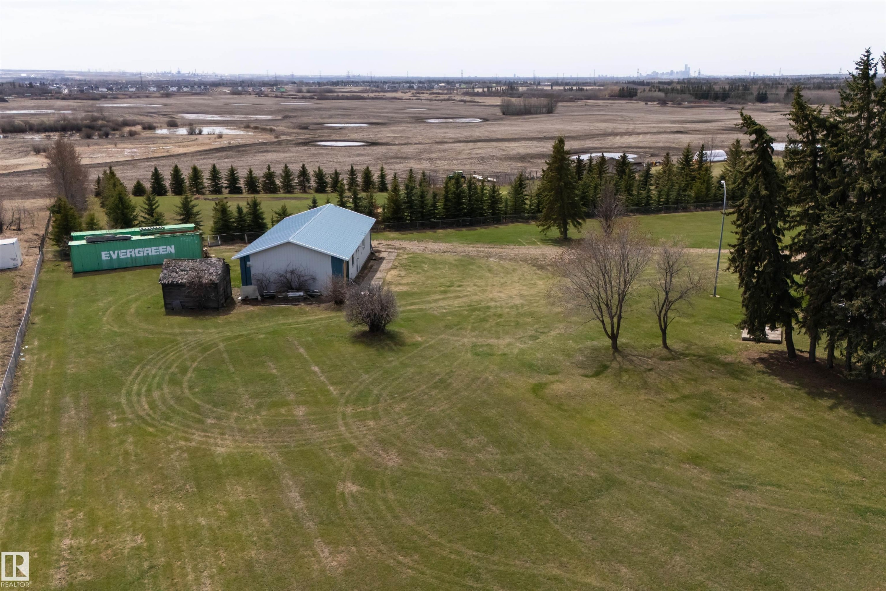 Expansive green lawn with mature trees and a fenced perimeter - 19403 Fort Road, Edmonton, AB - Outdoor With View