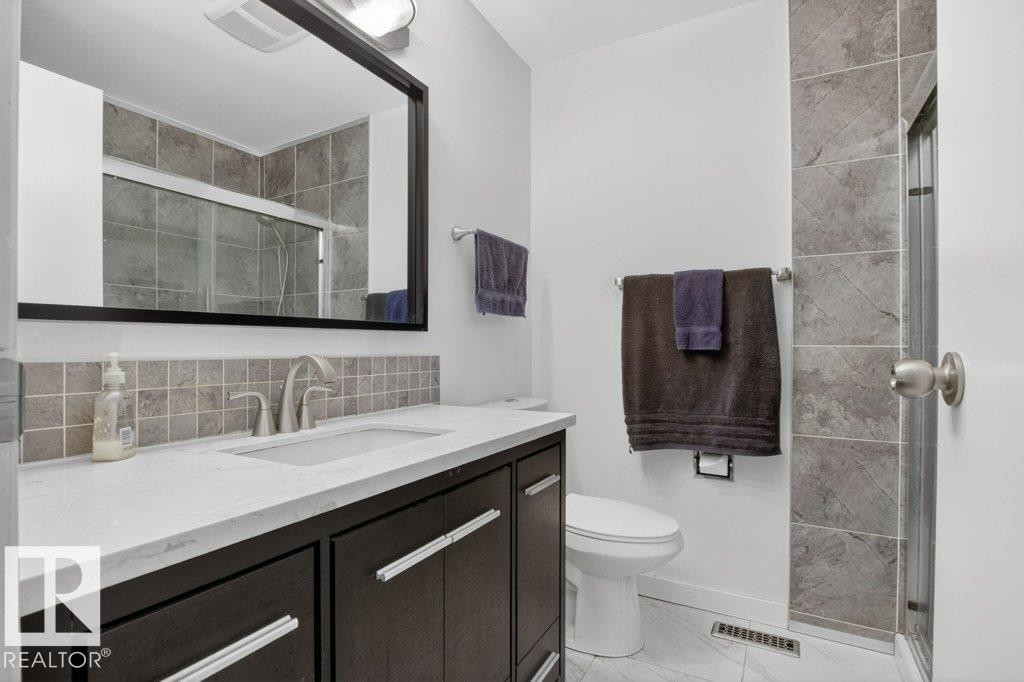 882 Knottwood Road S, Edmonton, AB - Indoor Photo Showing Bathroom