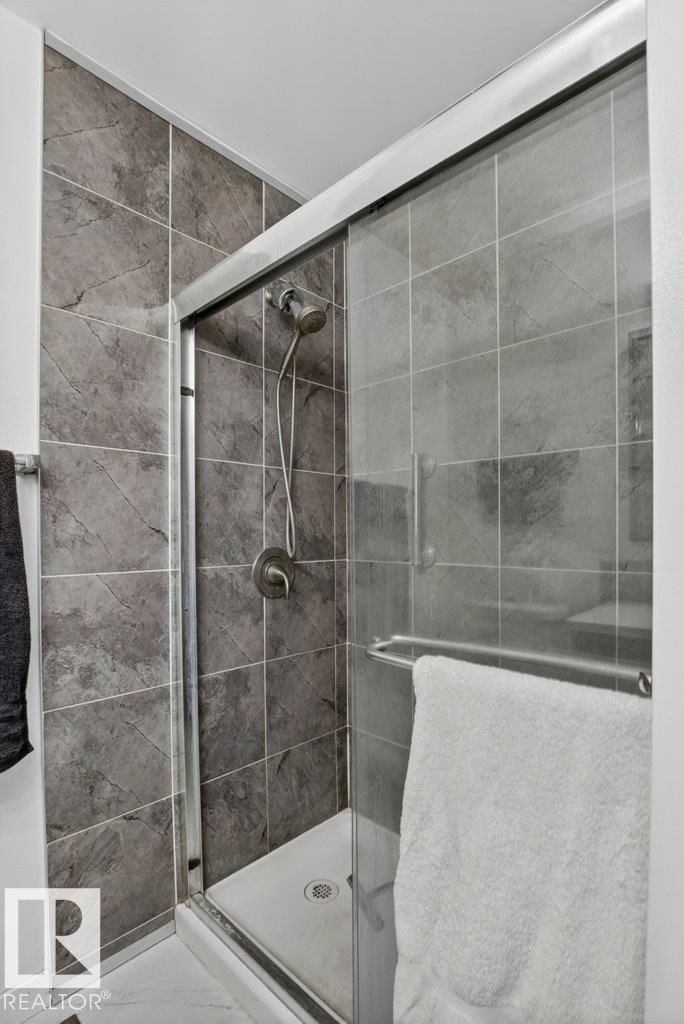 882 Knottwood Road S, Edmonton, AB - Indoor Photo Showing Bathroom