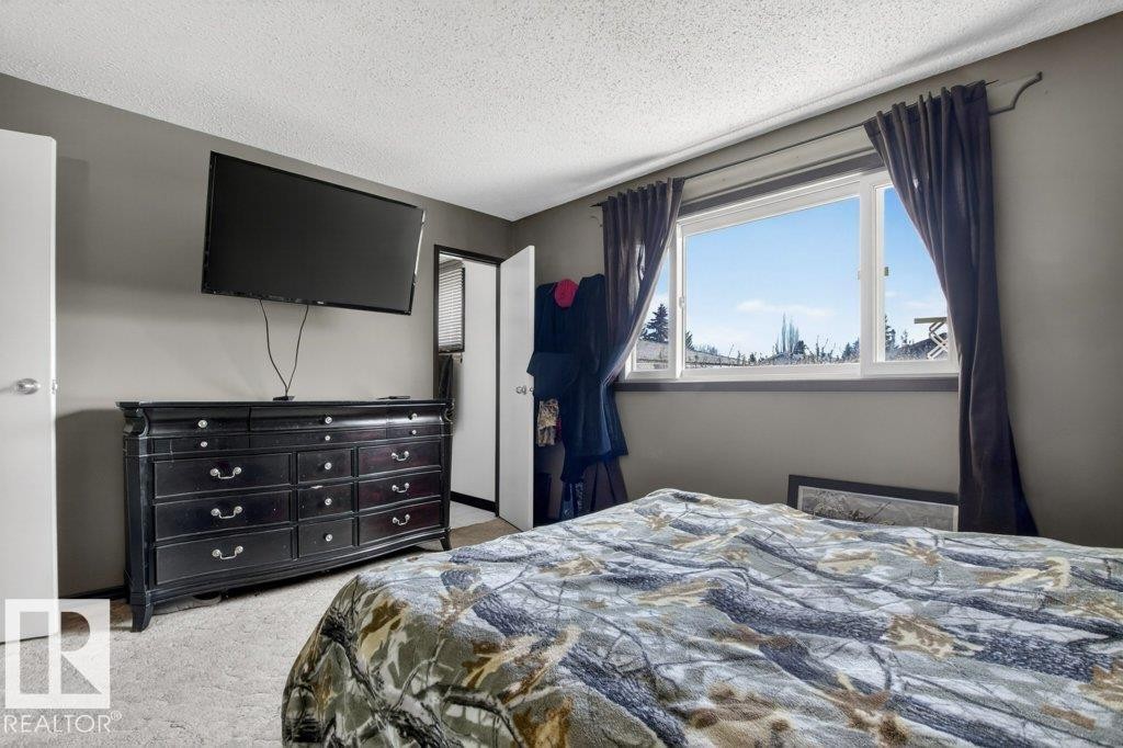 882 Knottwood Road S, Edmonton, AB - Indoor Photo Showing Bedroom