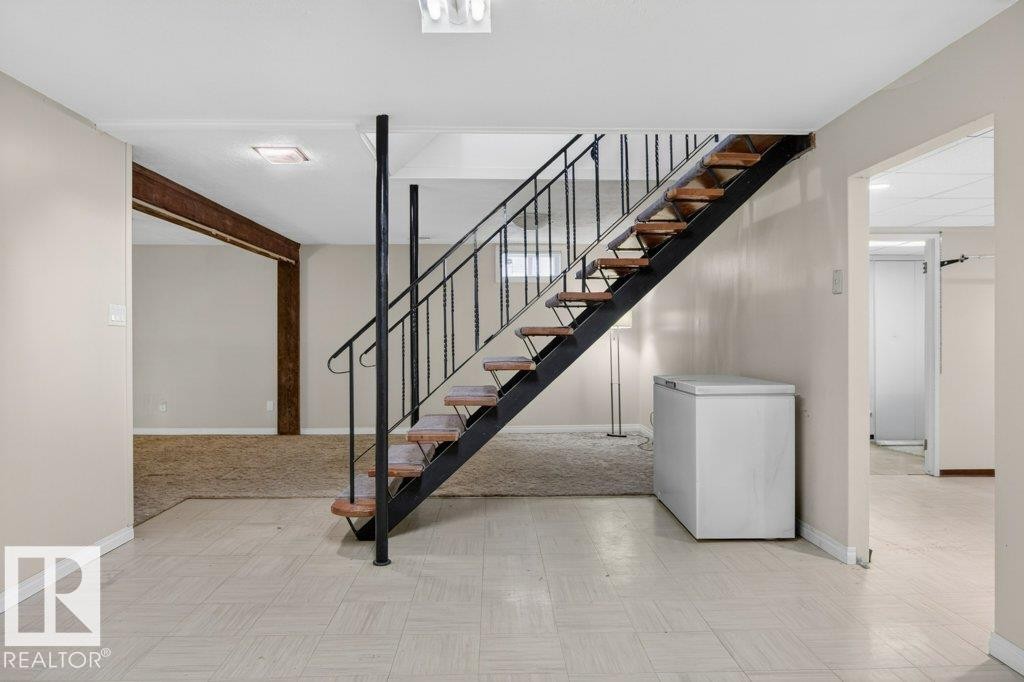 882 Knottwood Road S, Edmonton, AB - Indoor Photo Showing Other Room