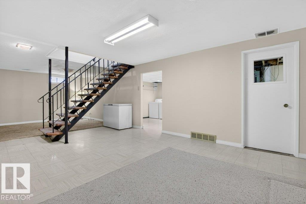 882 Knottwood Road S, Edmonton, AB - Indoor Photo Showing Other Room