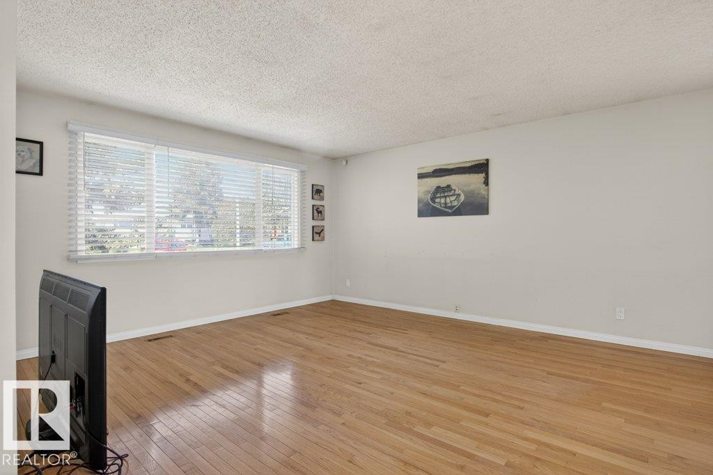 882 Knottwood Road S, Edmonton, AB - Indoor Photo Showing Other Room