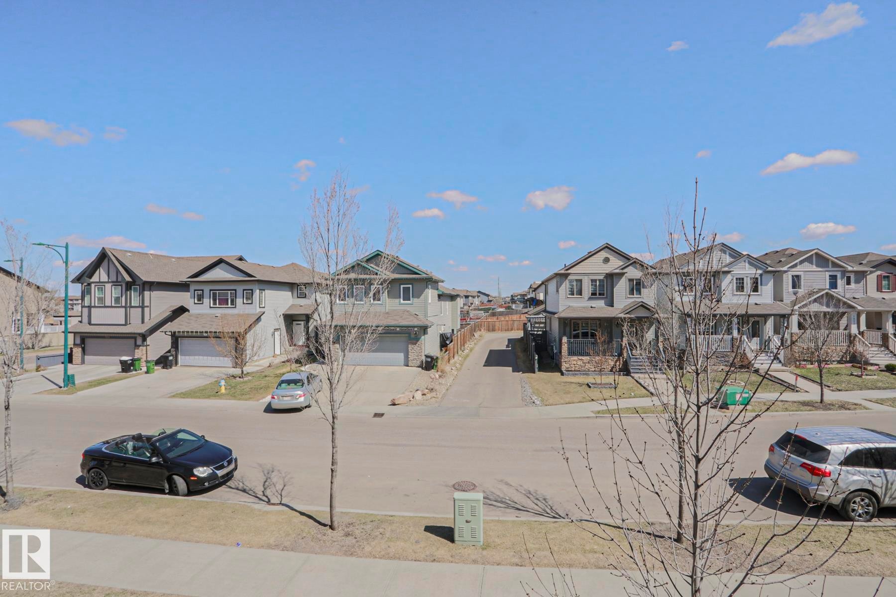 Suburban streetscape featuring a Private view - 1622 33A Street Nw, Edmonton, AB - Outdoor With Facade