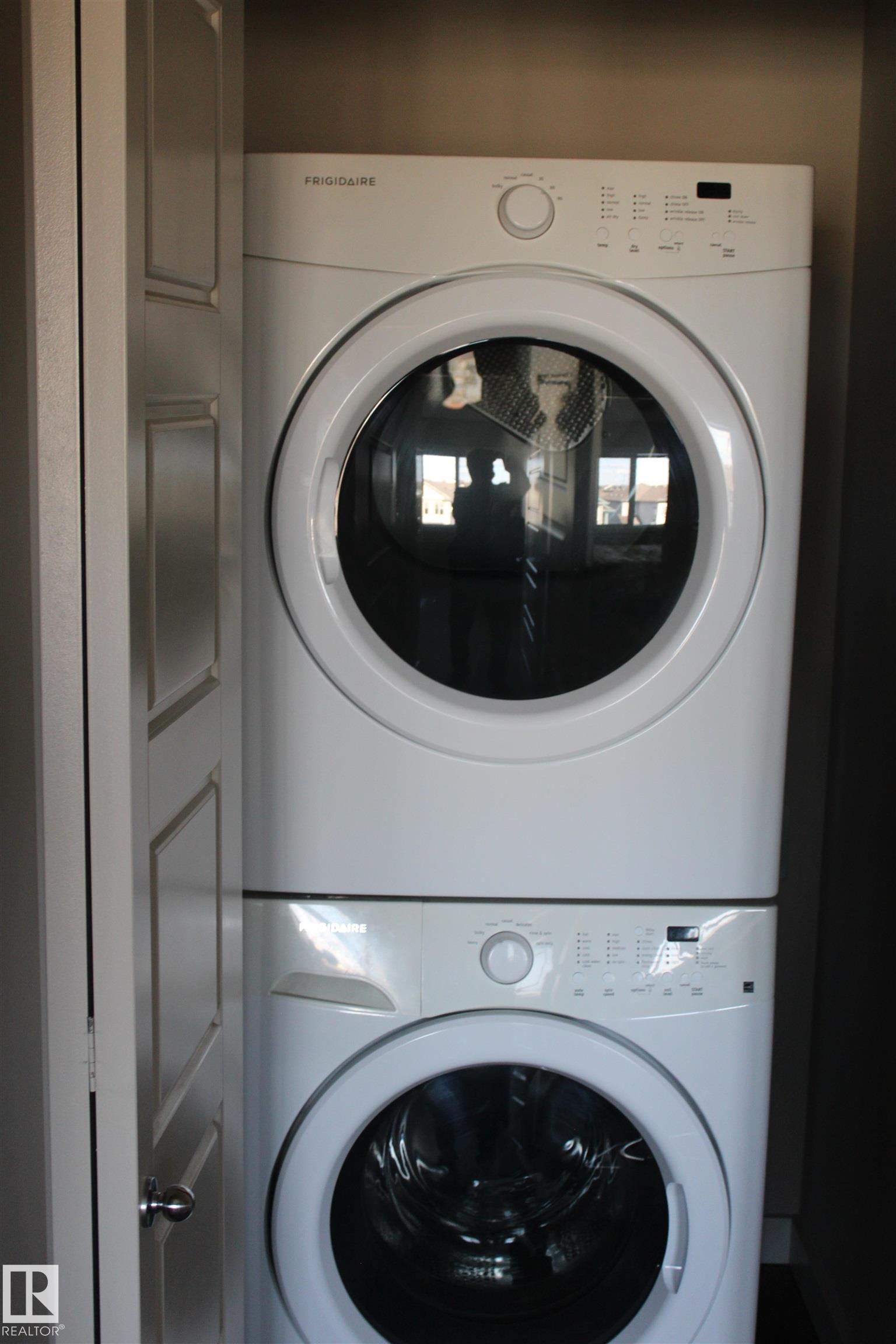 Convenient laundry on the 3rd level - 1622 33A Street Nw, Edmonton, AB - Indoor Photo Showing Laundry Room