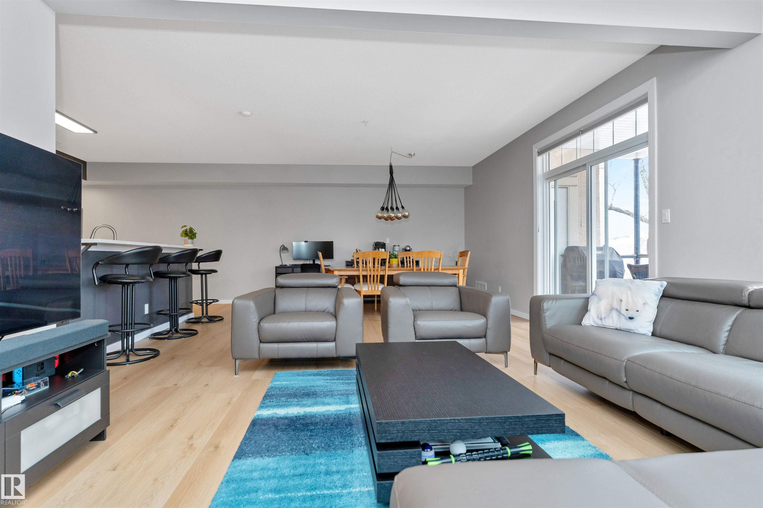 303 9828 112 Street, Edmonton, AB - Indoor Photo Showing Living Room