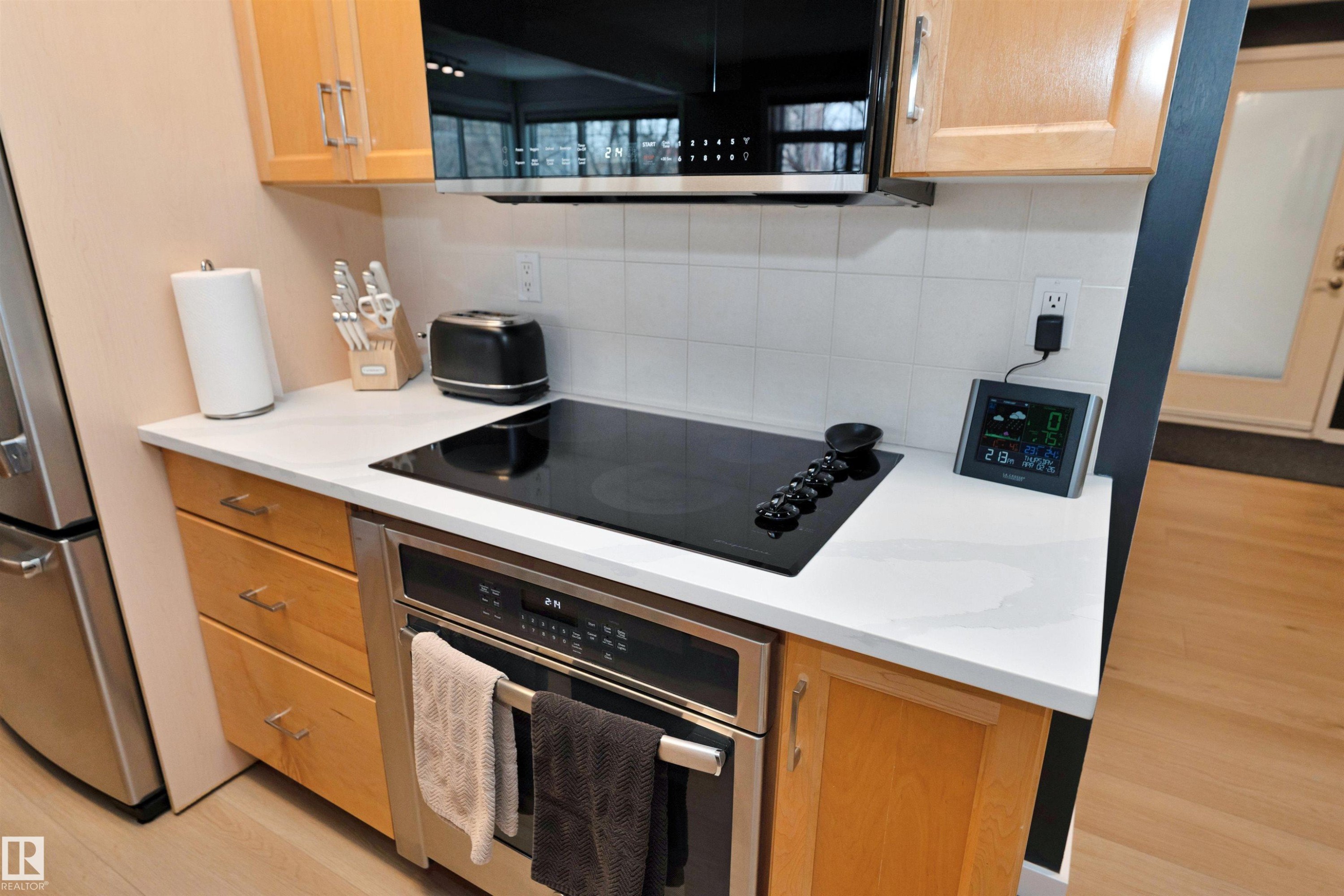303 9828 112 Street, Edmonton, AB - Indoor Photo Showing Kitchen