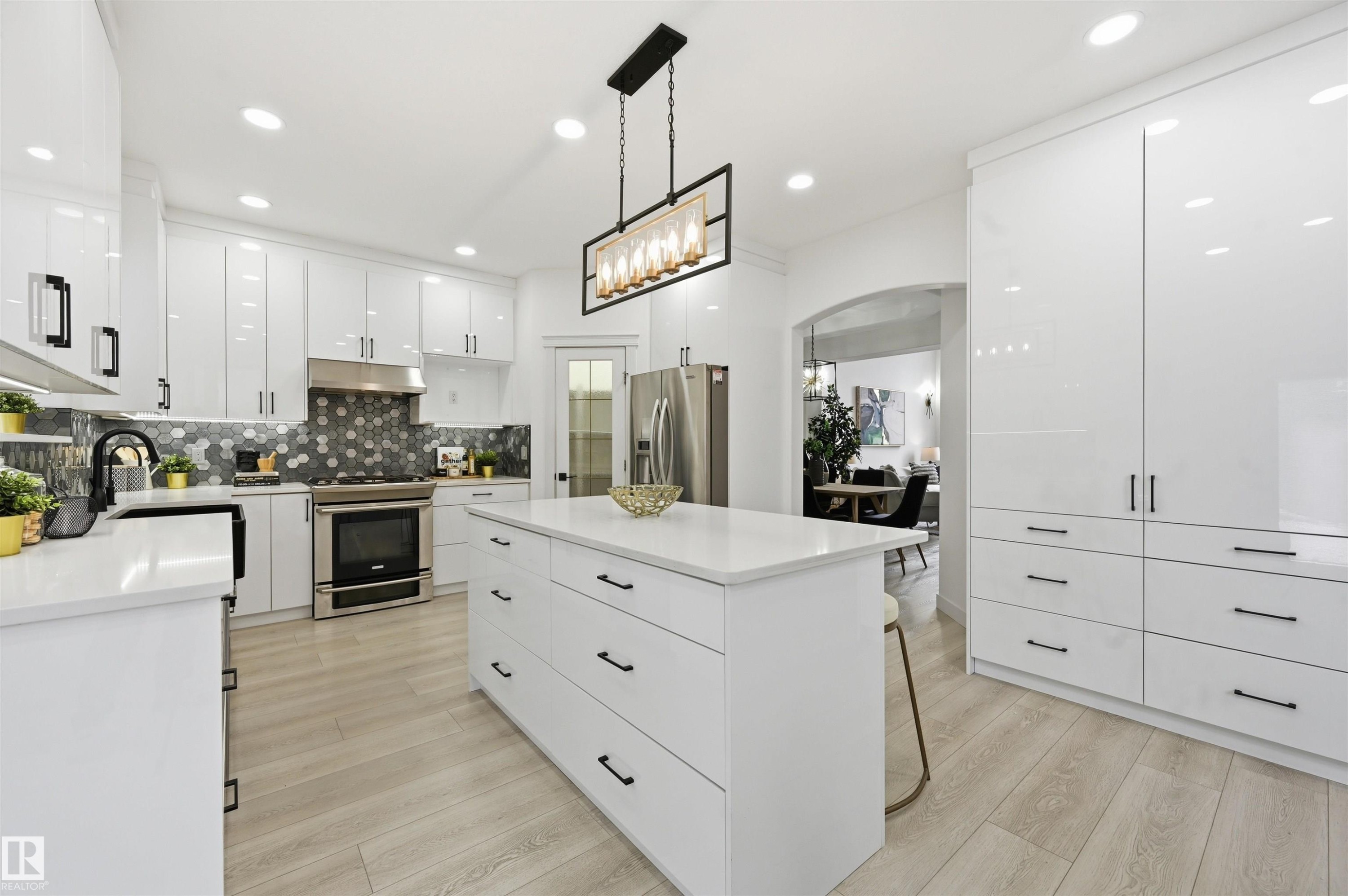 926 Thompson Place, Edmonton, AB - Indoor Photo Showing Kitchen With Upgraded Kitchen