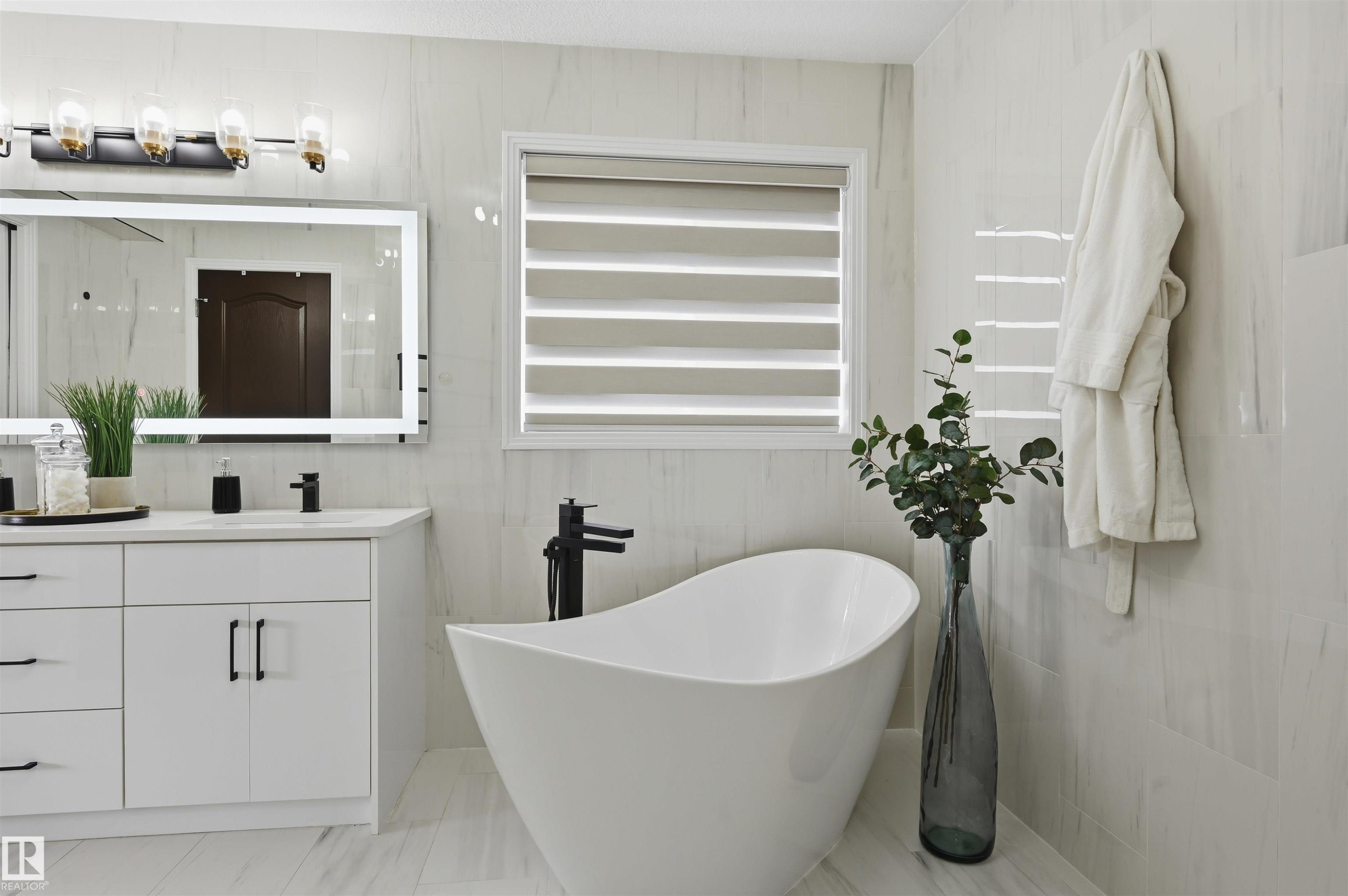 926 Thompson Place, Edmonton, AB - Indoor Photo Showing Bathroom