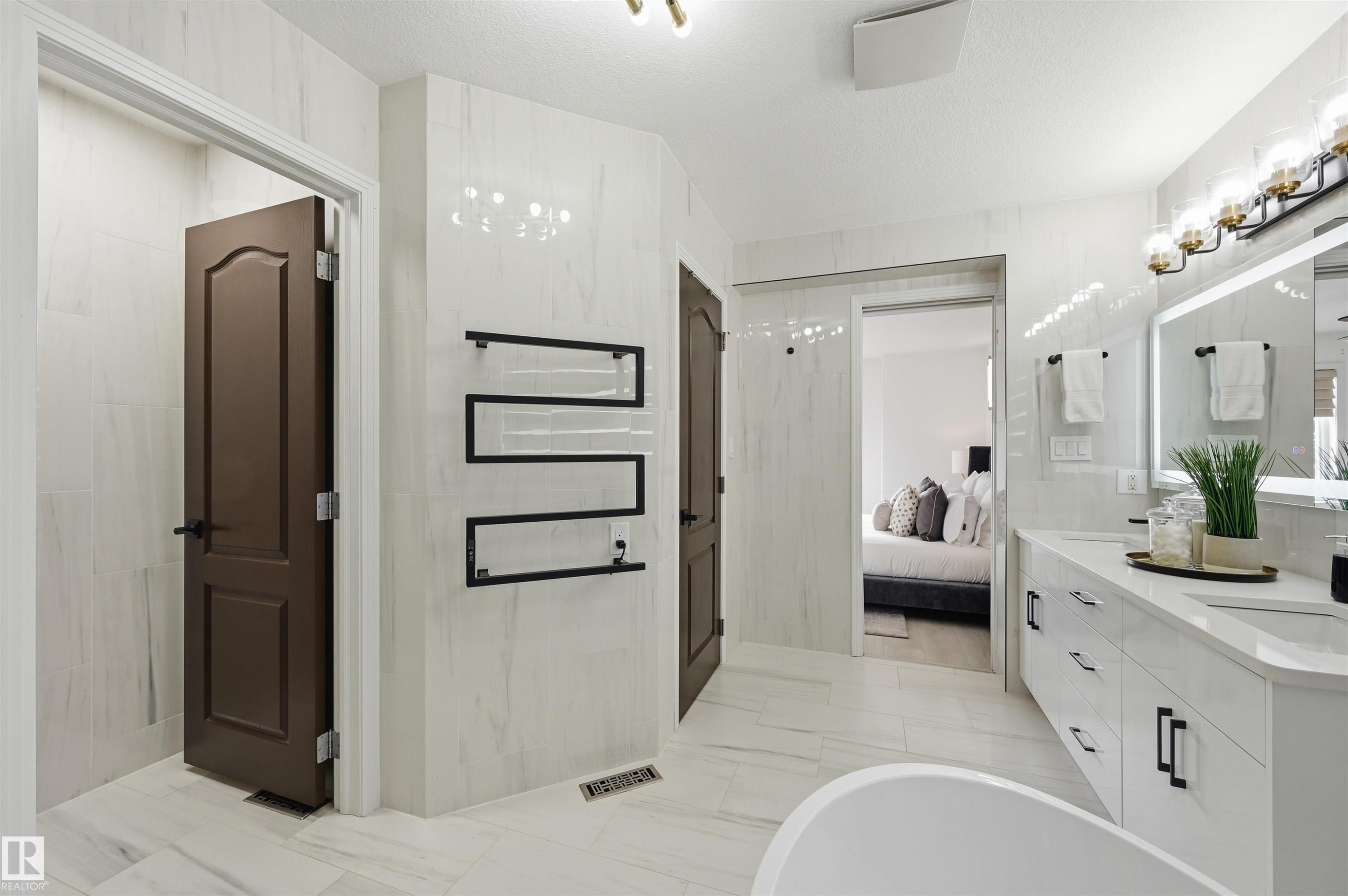 926 Thompson Place, Edmonton, AB - Indoor Photo Showing Bathroom