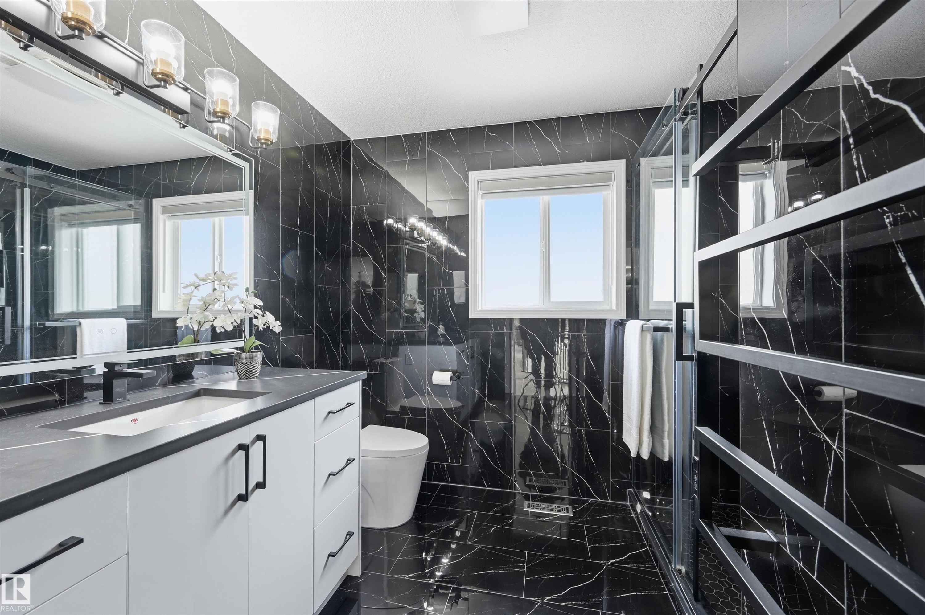 926 Thompson Place, Edmonton, AB - Indoor Photo Showing Bathroom