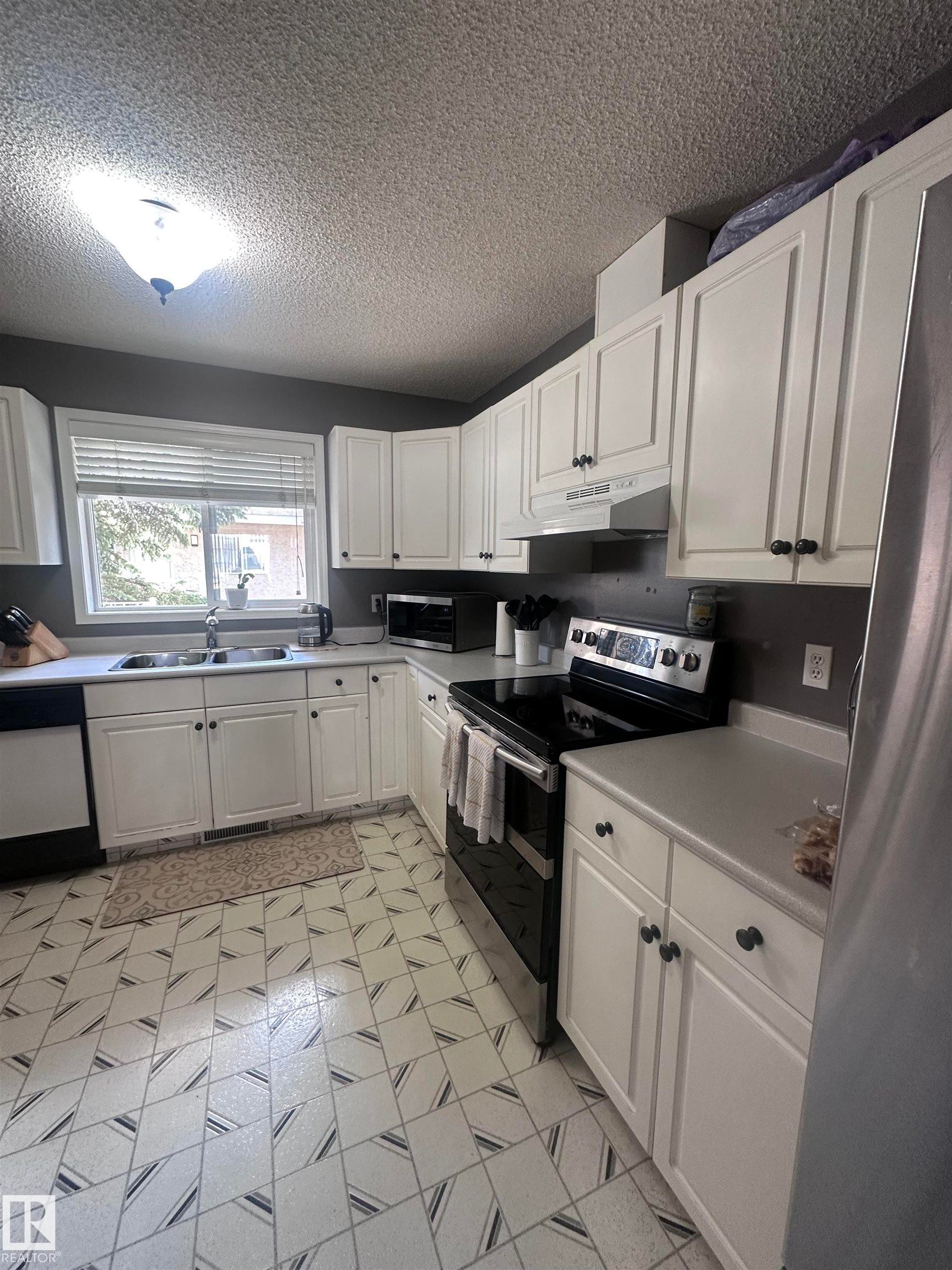 1636 Jamha Road, Edmonton, AB - Indoor Photo Showing Kitchen