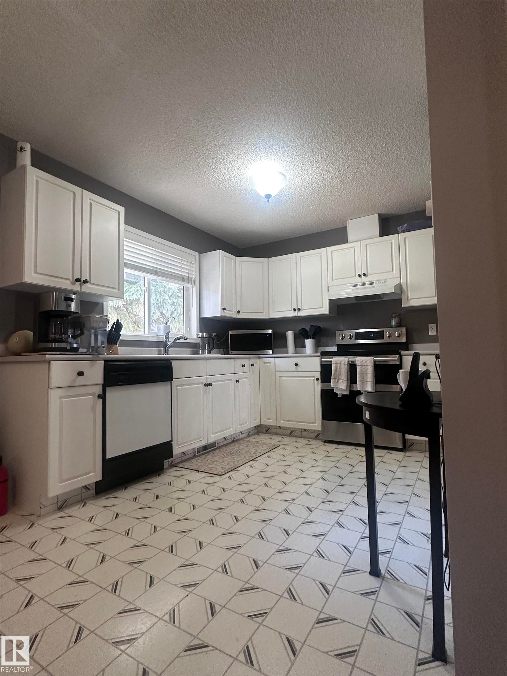 1636 Jamha Road, Edmonton, AB - Indoor Photo Showing Kitchen With Double Sink