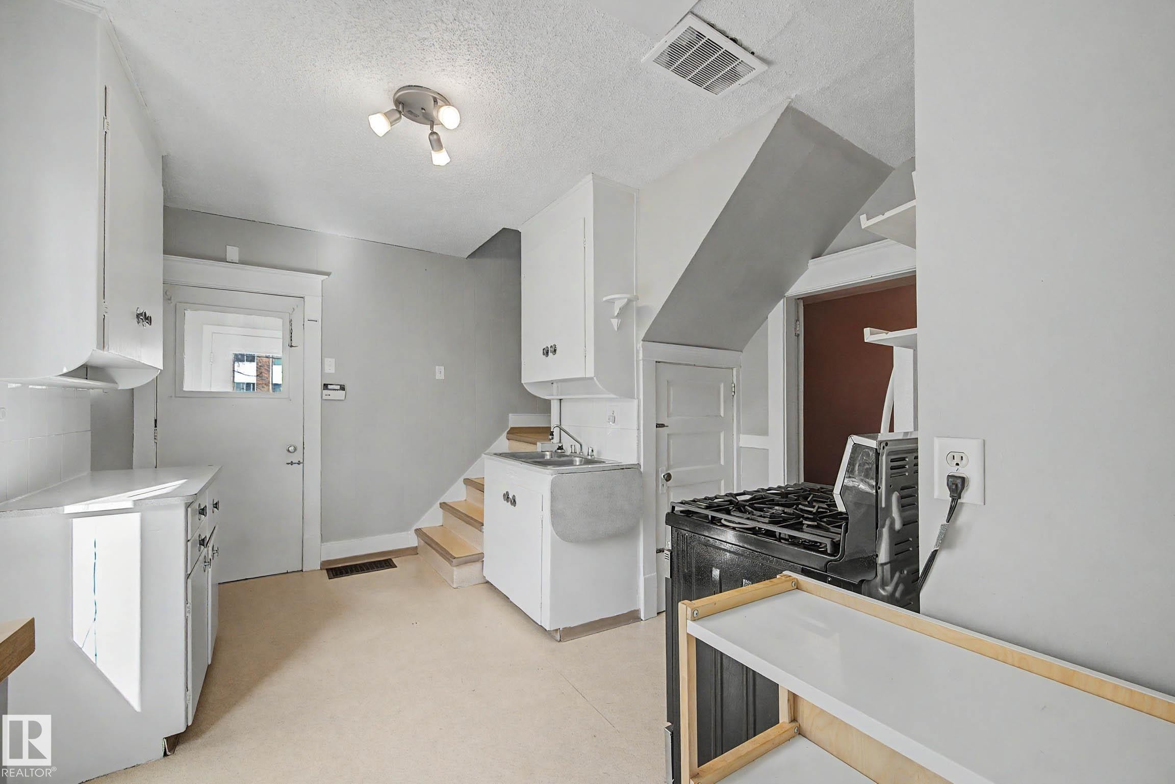 11634 123 Street, Edmonton, AB - Indoor Photo Showing Other Room