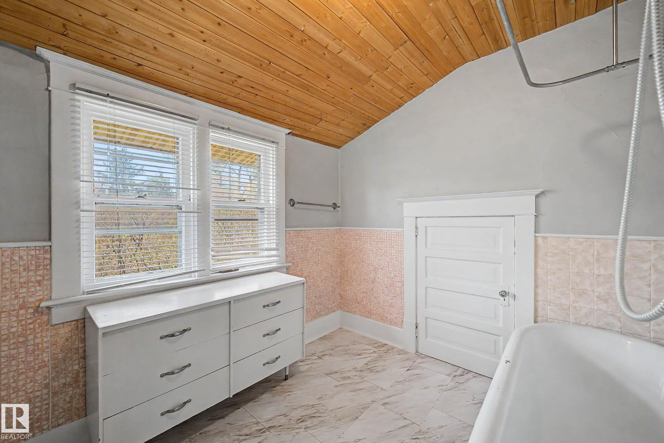 11634 123 Street, Edmonton, AB - Indoor Photo Showing Bathroom