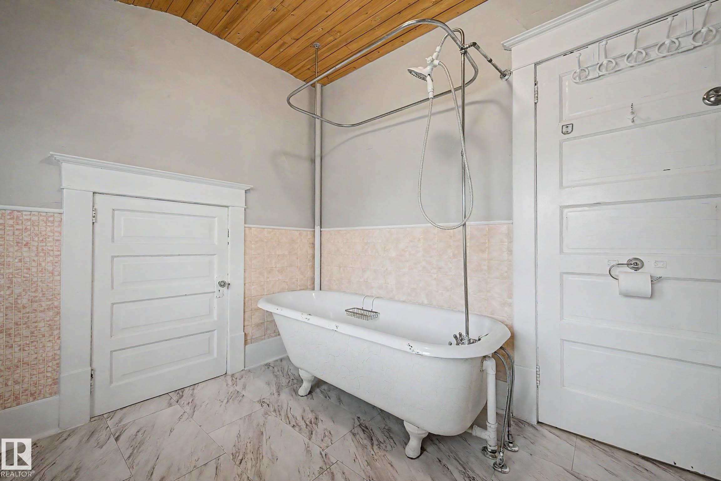 11634 123 Street, Edmonton, AB - Indoor Photo Showing Bathroom