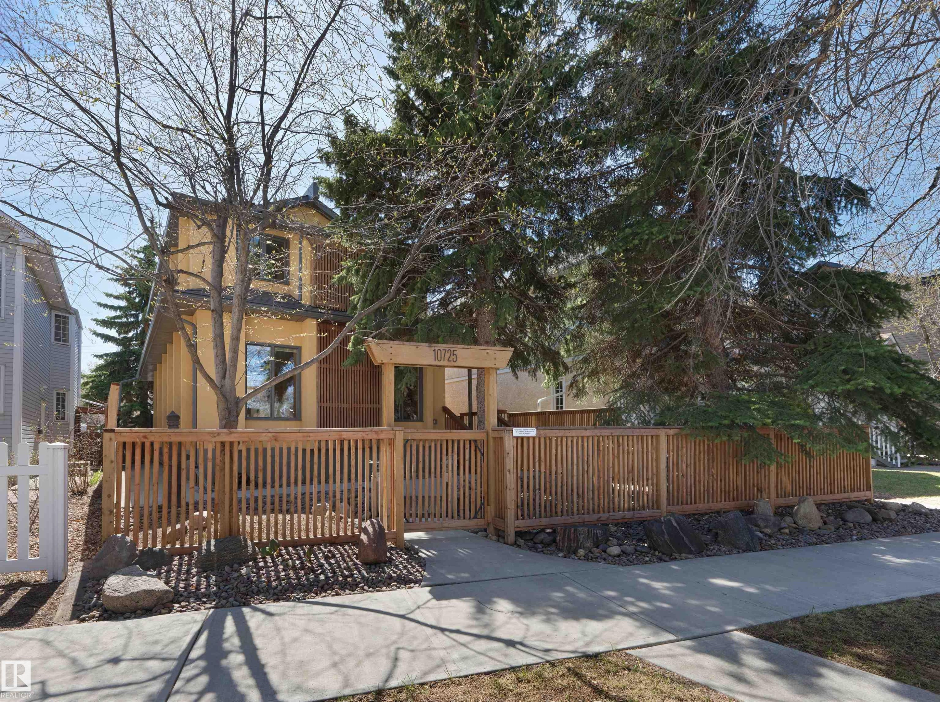 10725 University Avenue, Edmonton, AB - Outdoor