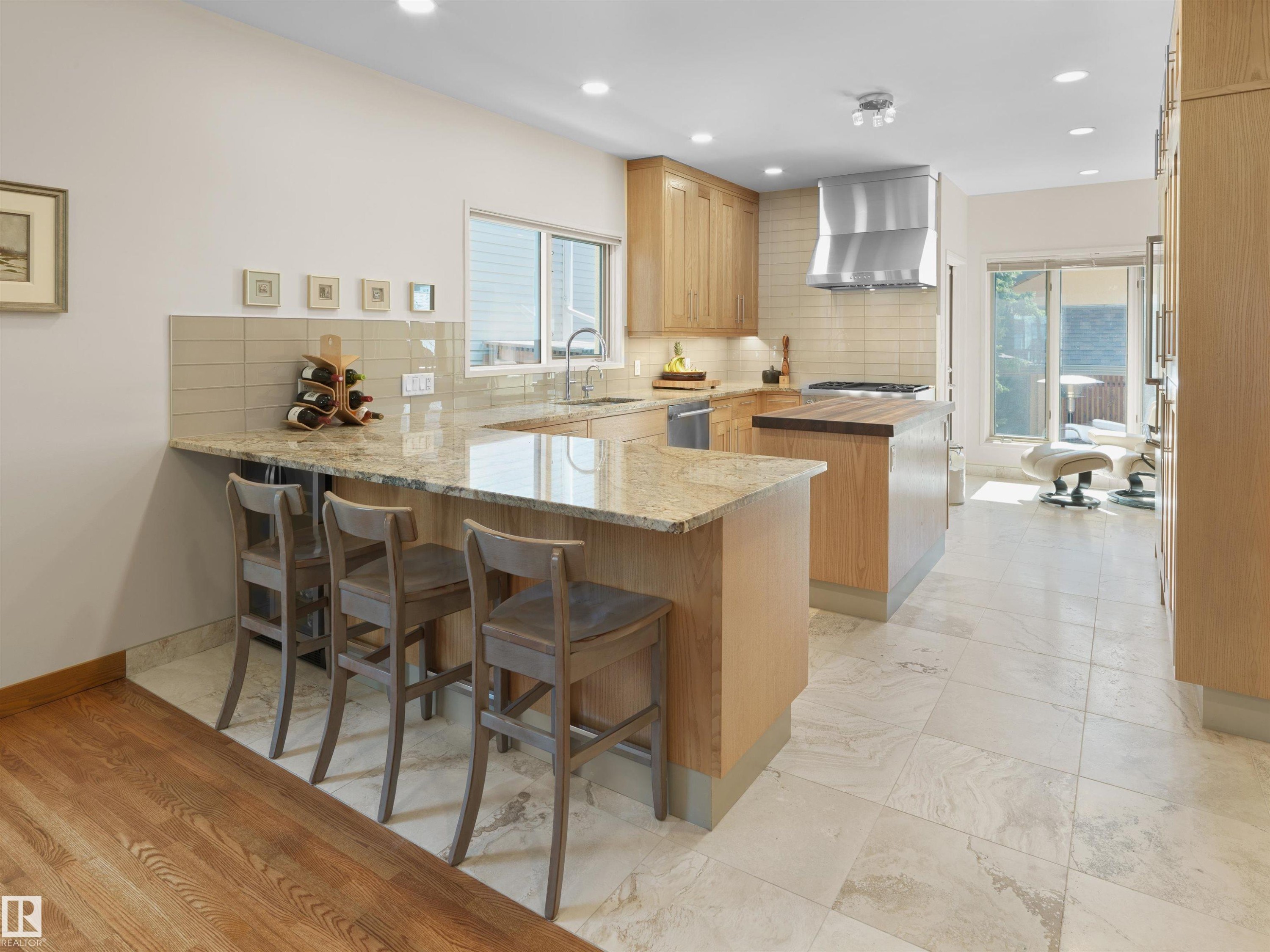 10725 University Avenue, Edmonton, AB - Indoor