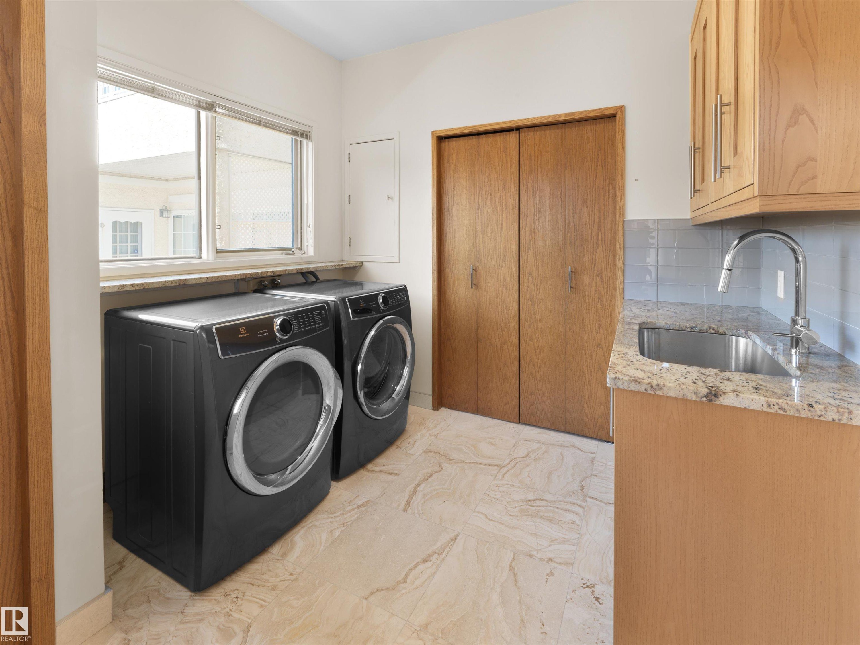 10725 University Avenue, Edmonton, AB - Indoor Photo Showing Laundry Room