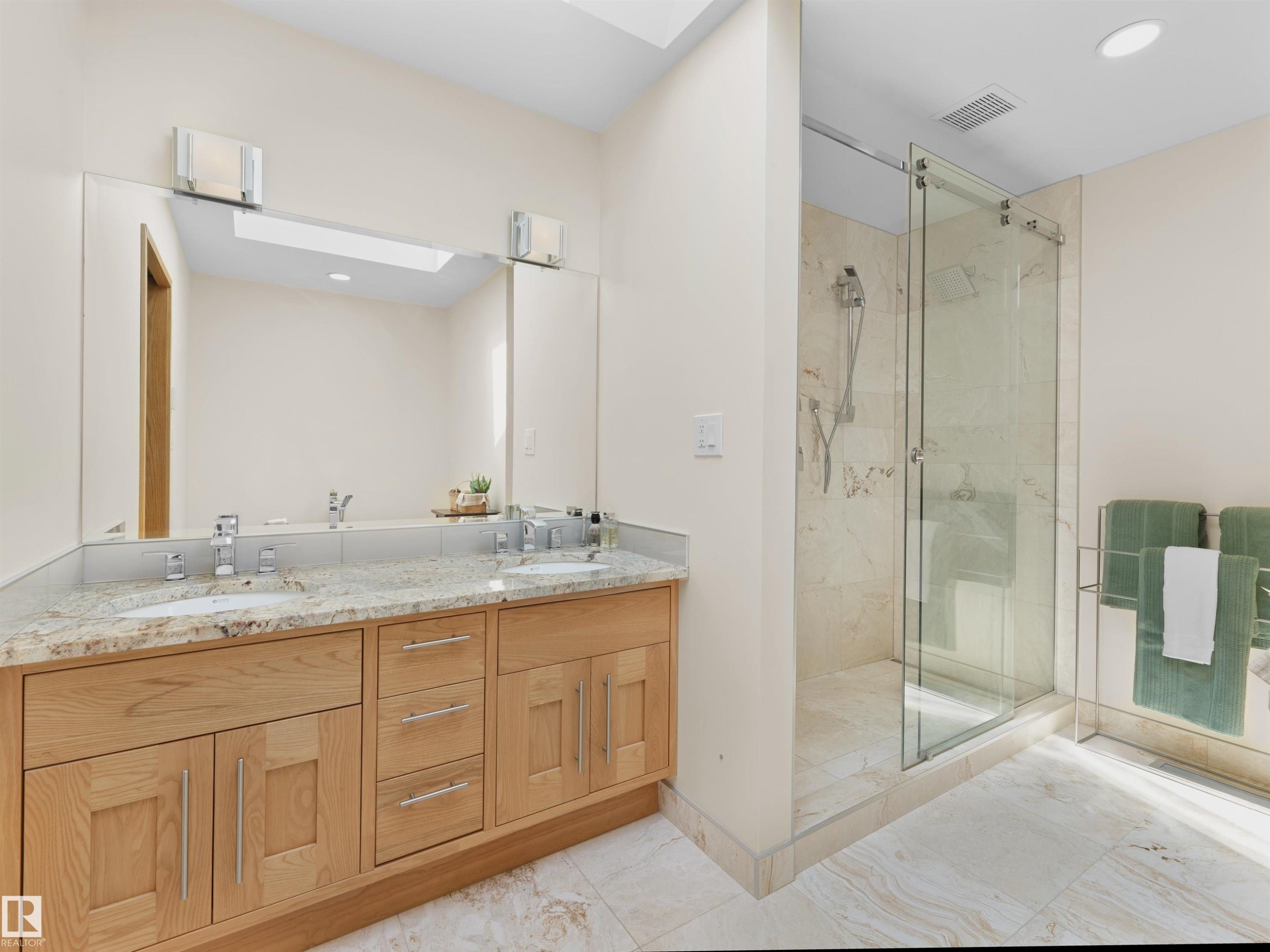 10725 University Avenue, Edmonton, AB - Indoor Photo Showing Bathroom