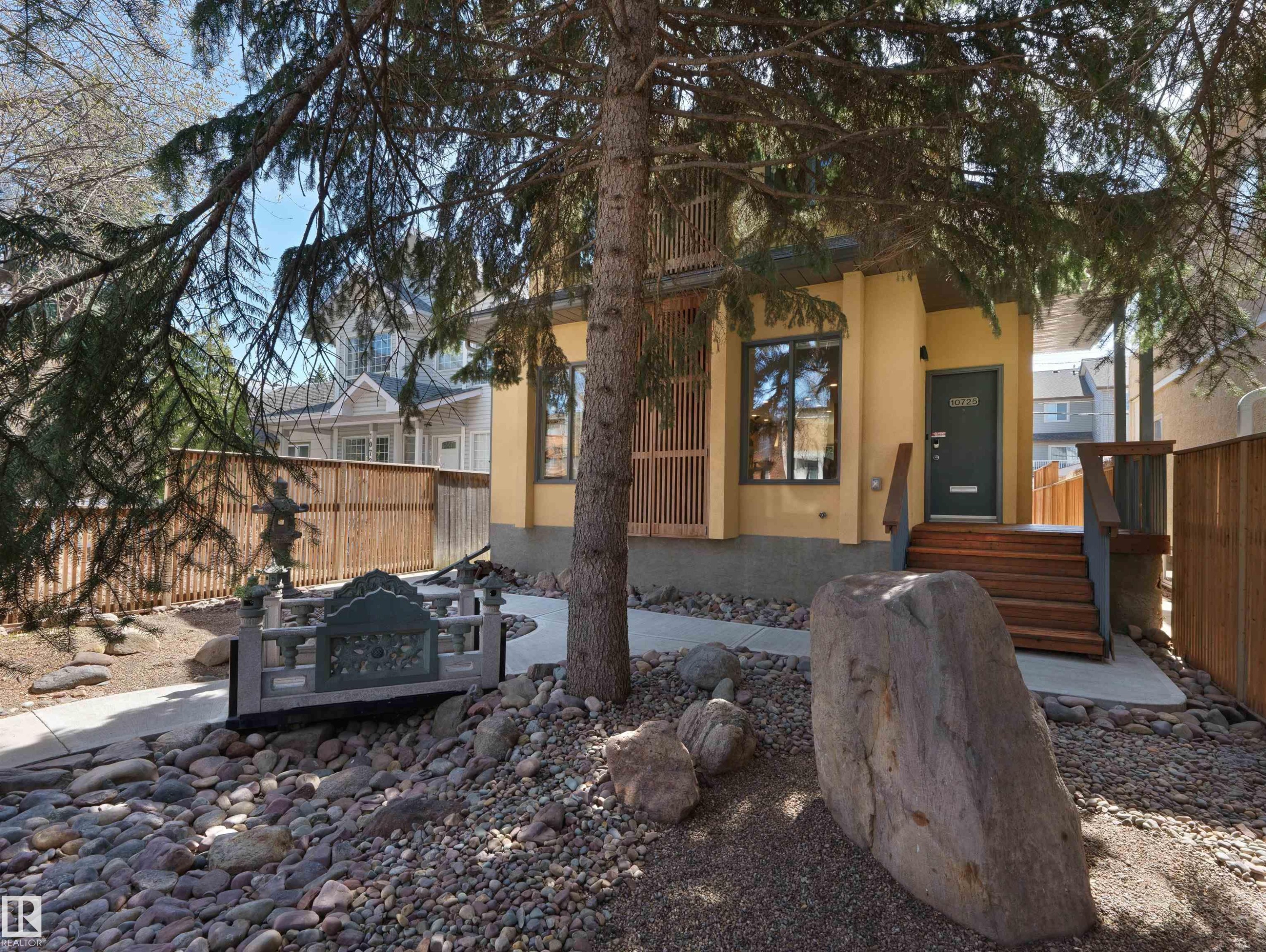 10725 University Avenue, Edmonton, AB - Outdoor