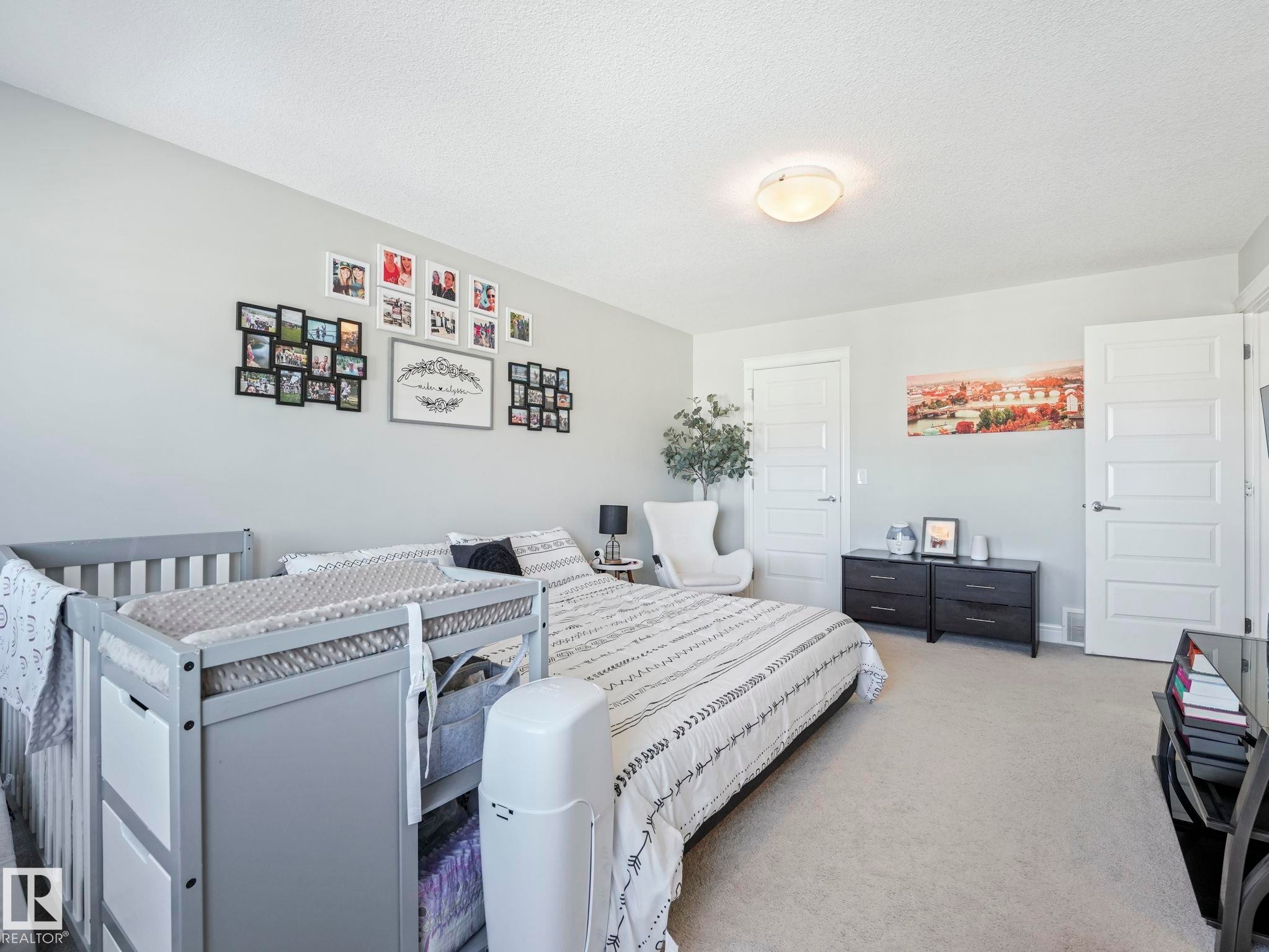 Neutral-toned interior room featuring light gray walls, white trim, and light-colored carpeting - 3817 Robins Crescent, Edmonton, AB - Indoor Photo Showing Bedroom