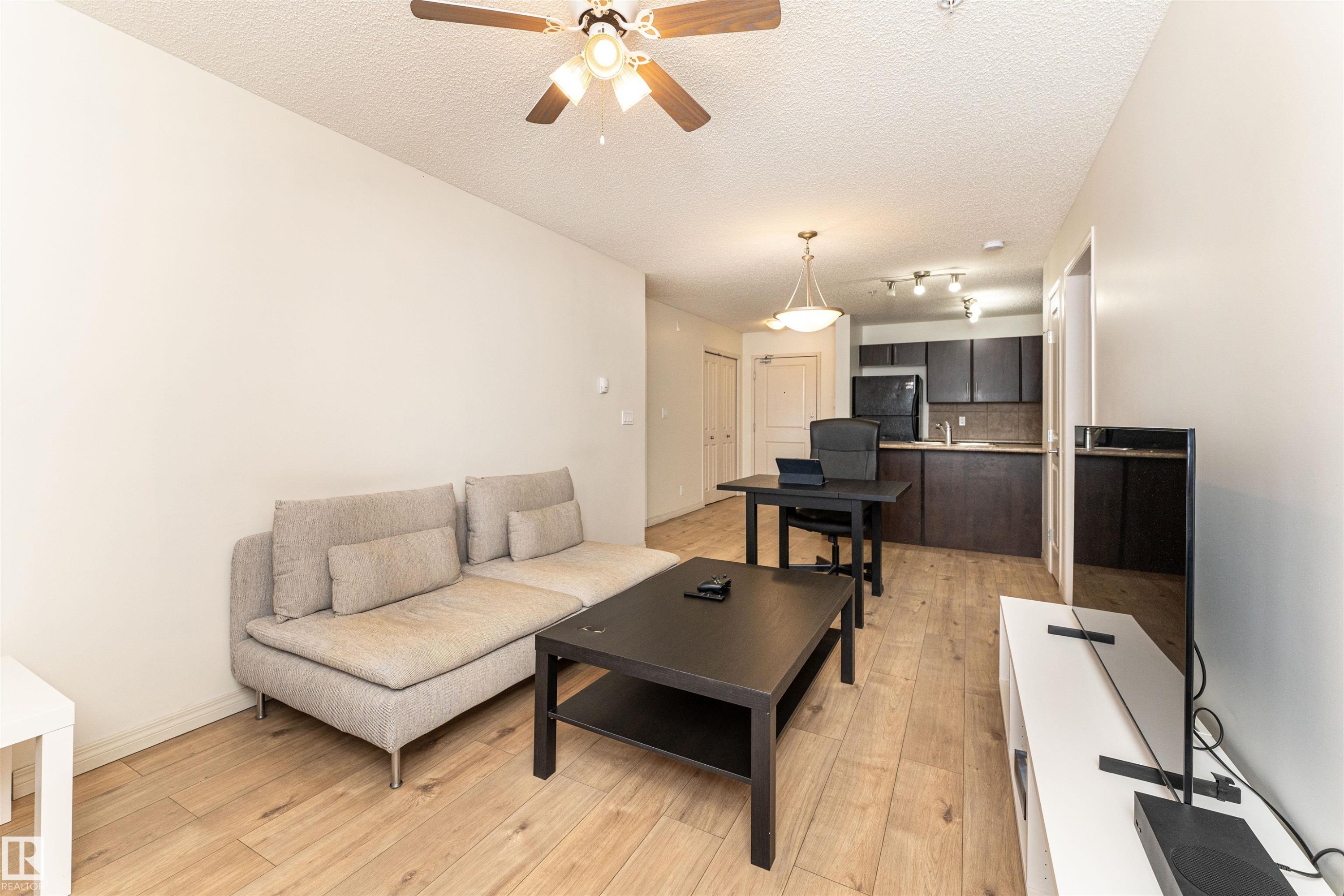 #108 103 Ambleside Dr Sw, Edmonton, AB - Indoor Photo Showing Living Room