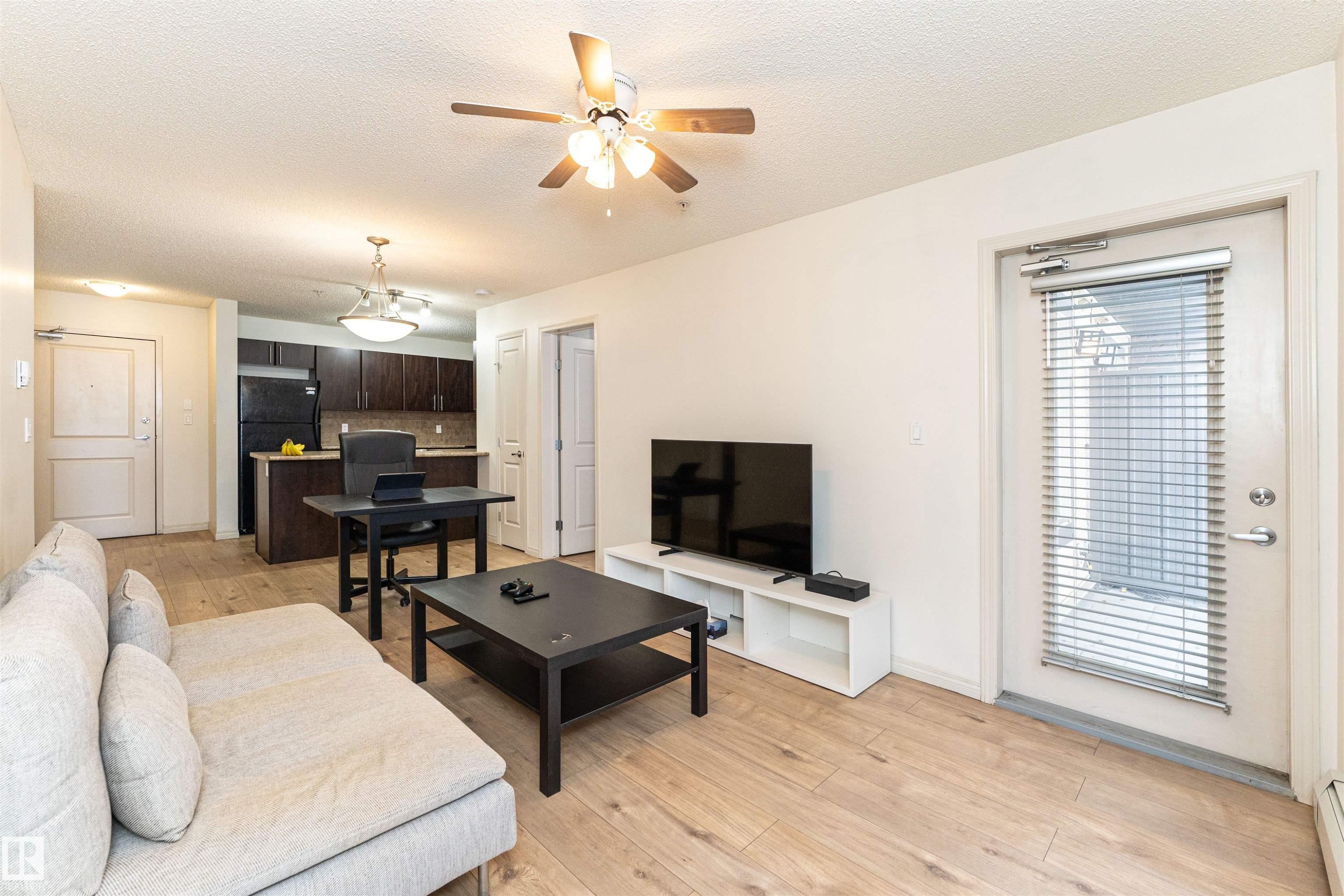 #108 103 Ambleside Dr Sw, Edmonton, AB - Indoor Photo Showing Living Room