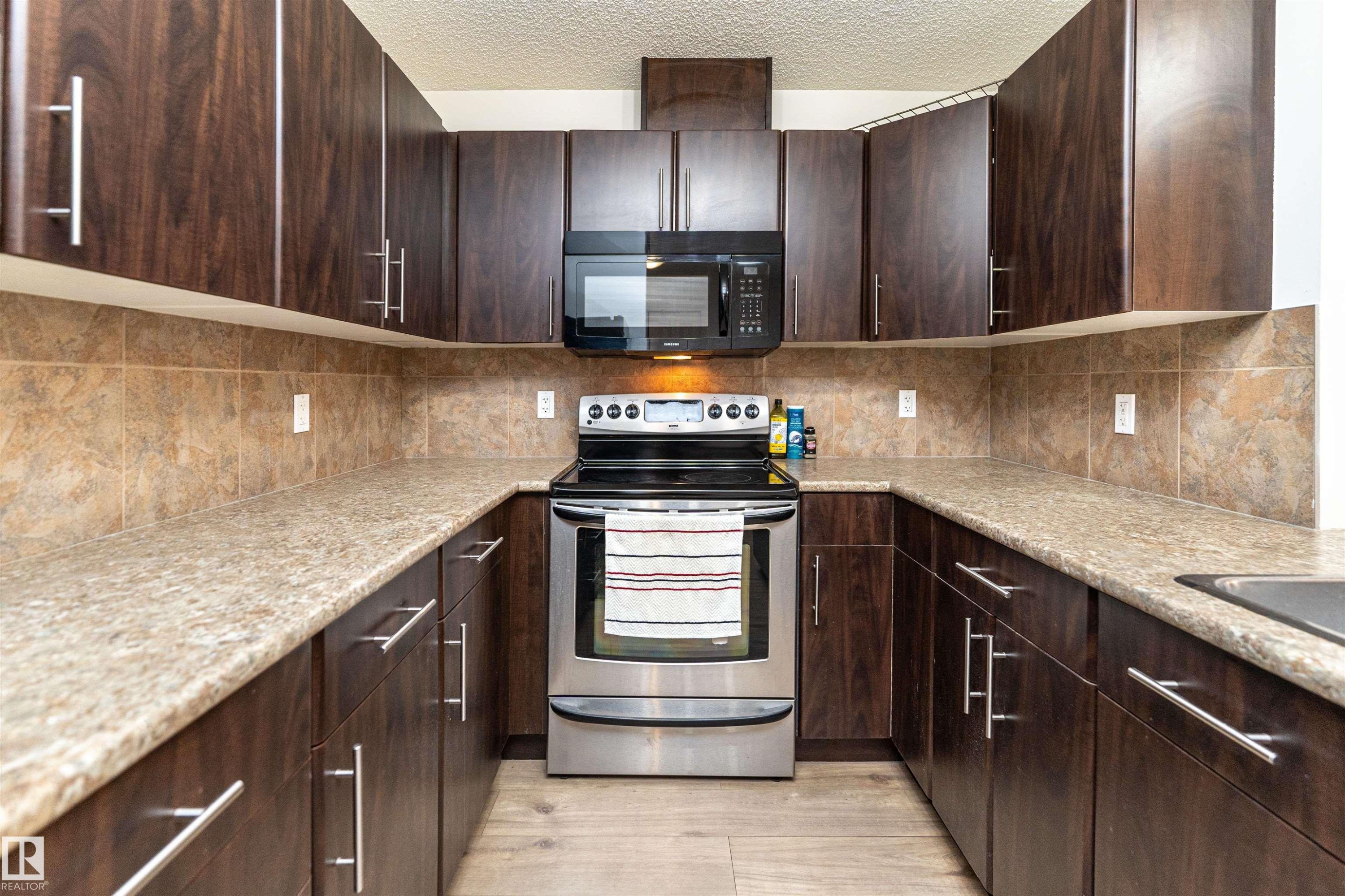 #108 103 Ambleside Dr Sw, Edmonton, AB - Indoor Photo Showing Kitchen With Upgraded Kitchen