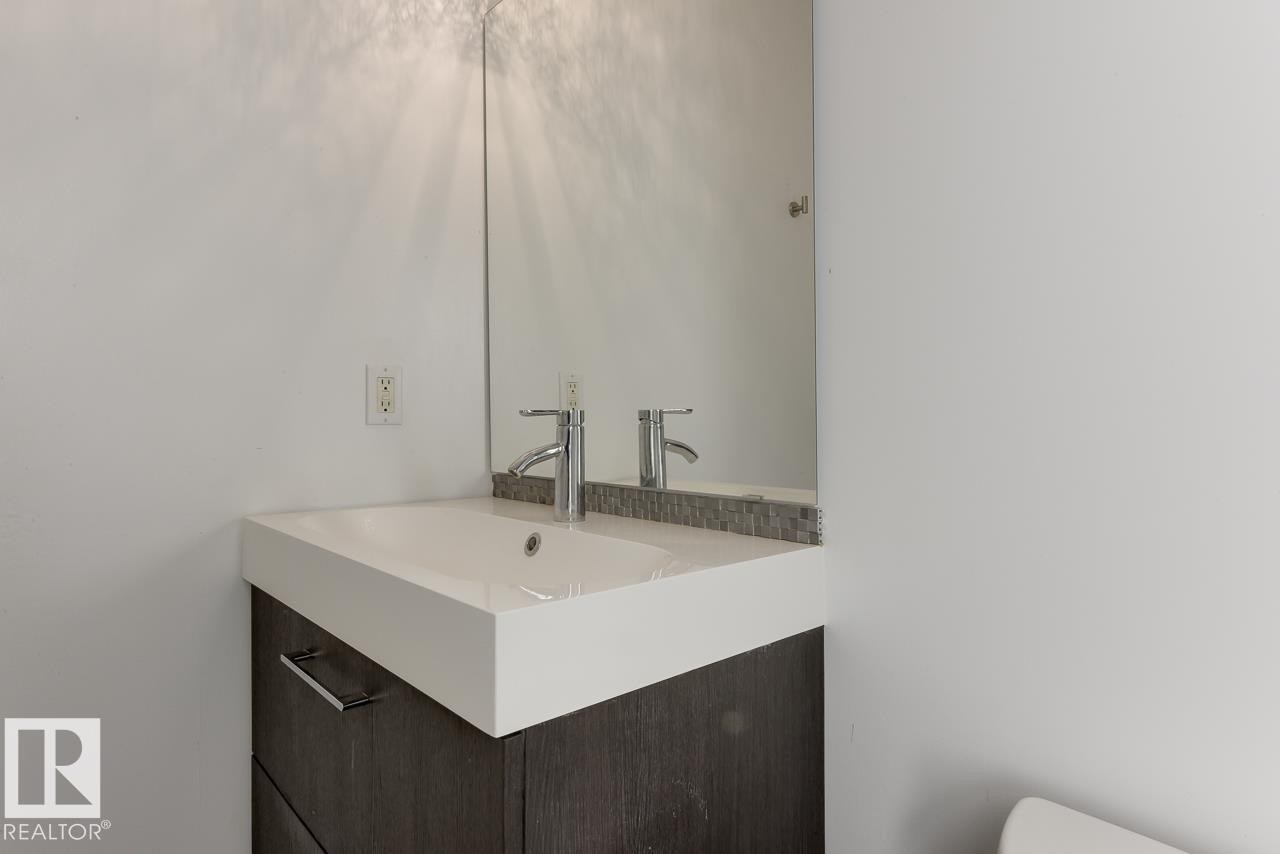 1201 10504 99 Avenue, Edmonton, AB - Indoor Photo Showing Bathroom