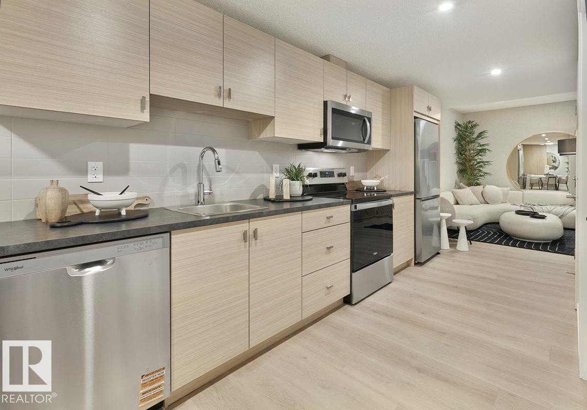 17515 7 Street, Edmonton, AB - Indoor Photo Showing Kitchen With Stainless Steel Kitchen With Upgraded Kitchen