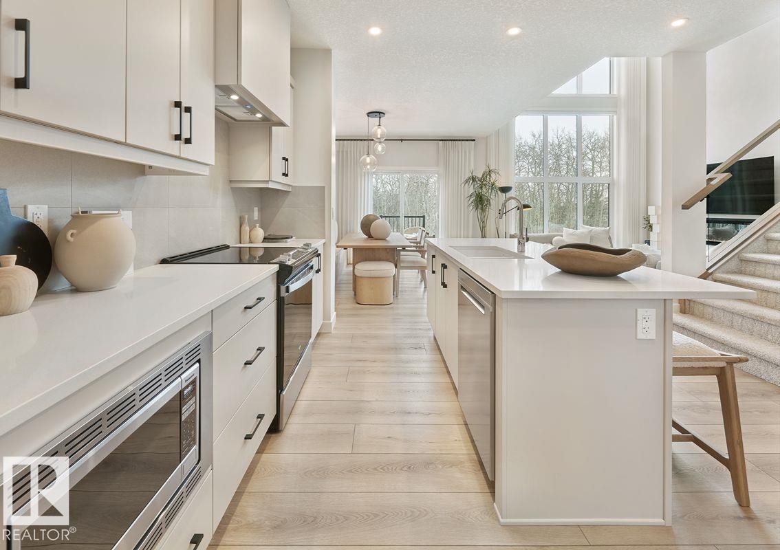 17515 7 Street, Edmonton, AB - Indoor Photo Showing Kitchen With Upgraded Kitchen