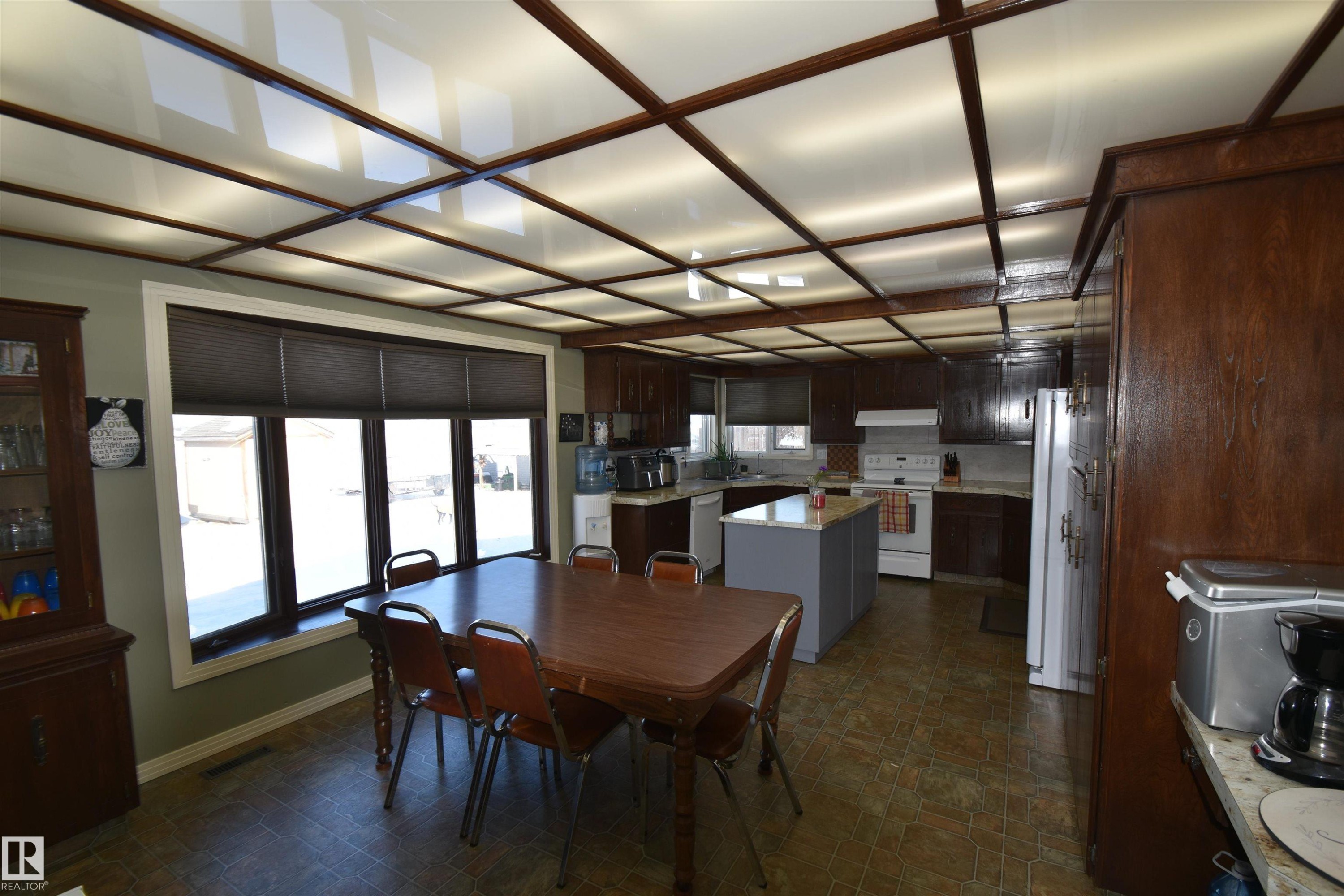 3102 Park Avenue, Mallaig, AB - Indoor
