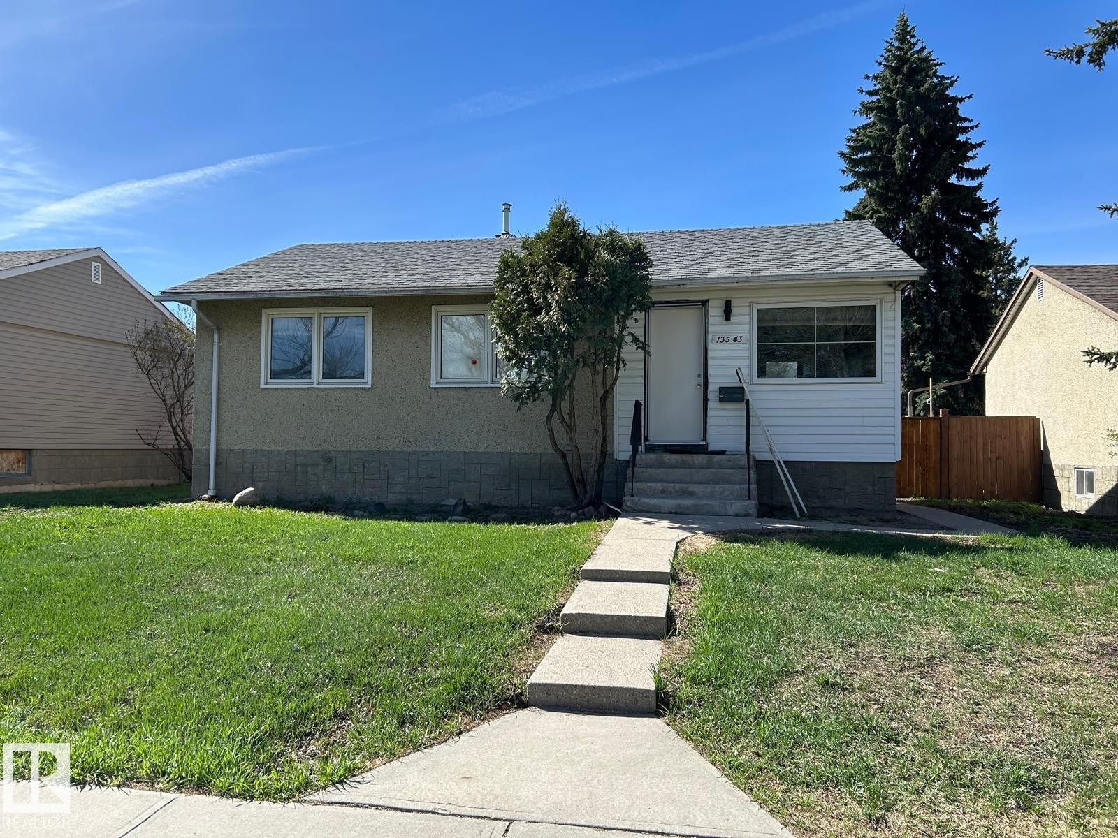 Single-story home featuring a gray shingle roof and a combination of stucco and white vinyl siding - 13543 124A Ave, Edmonton, AB - Outdoor