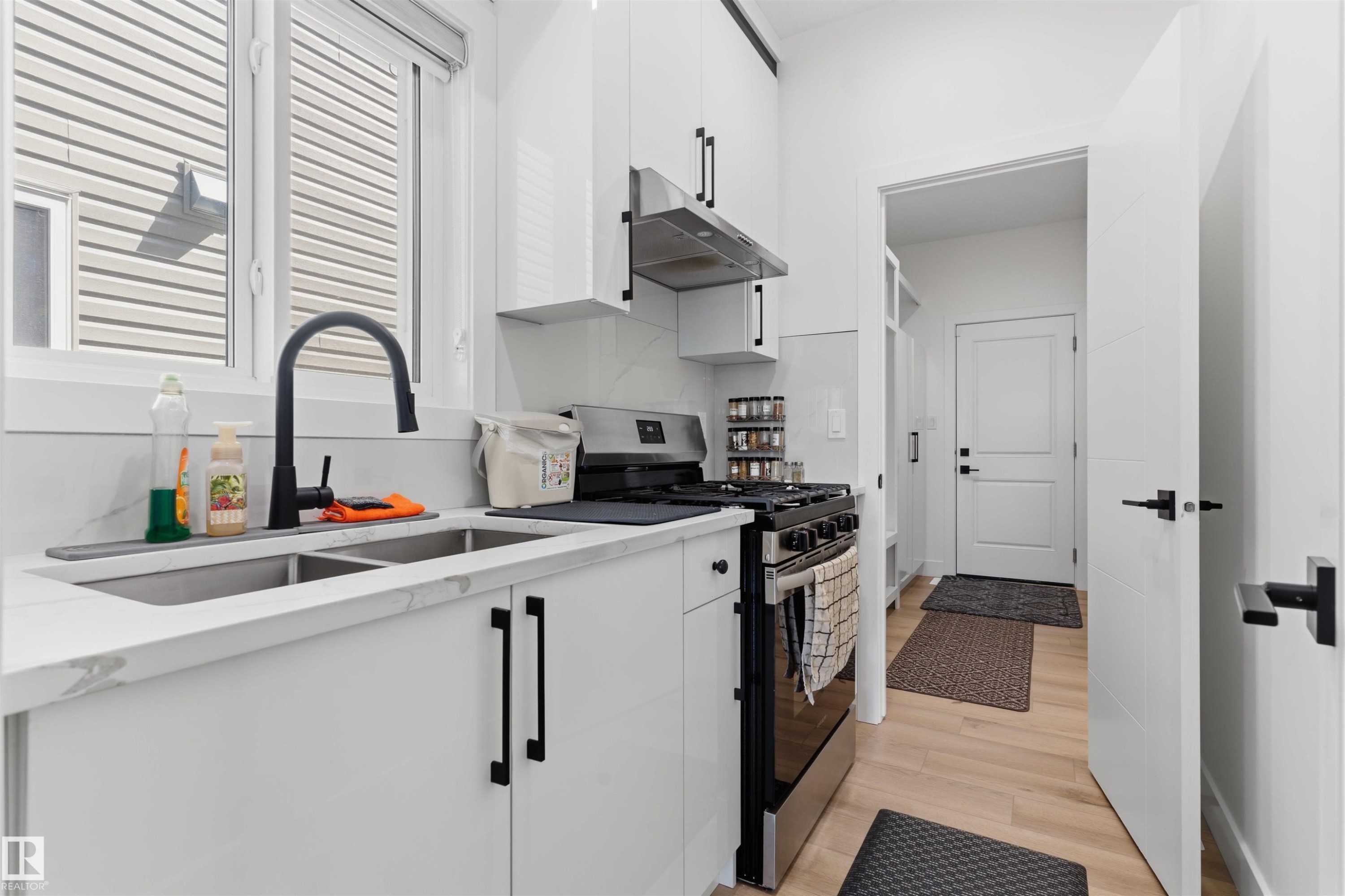 439 Roberts Cres, Leduc, AB - Indoor Photo Showing Kitchen With Double Sink