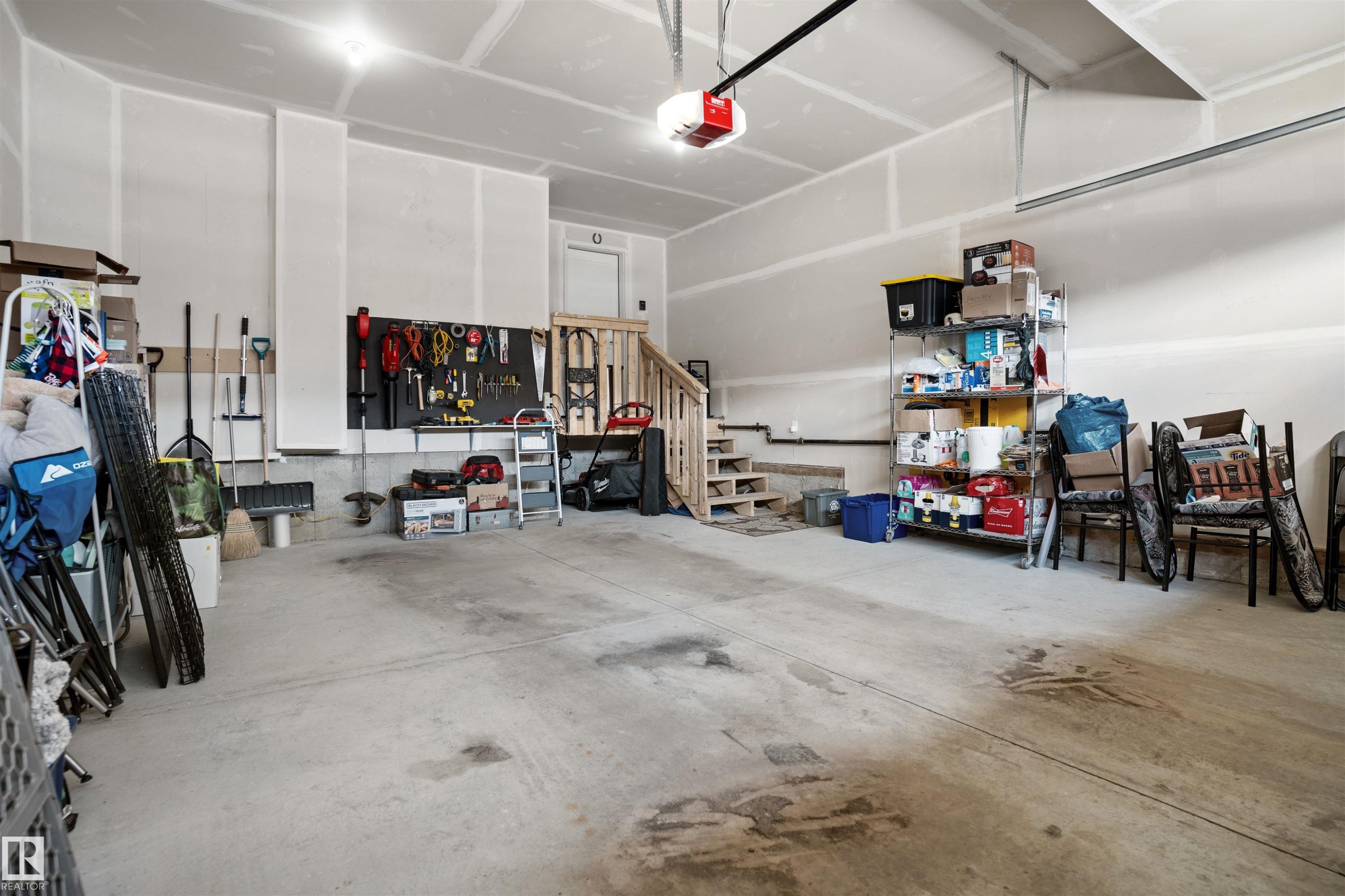 439 Roberts Cres, Leduc, AB - Indoor Photo Showing Garage